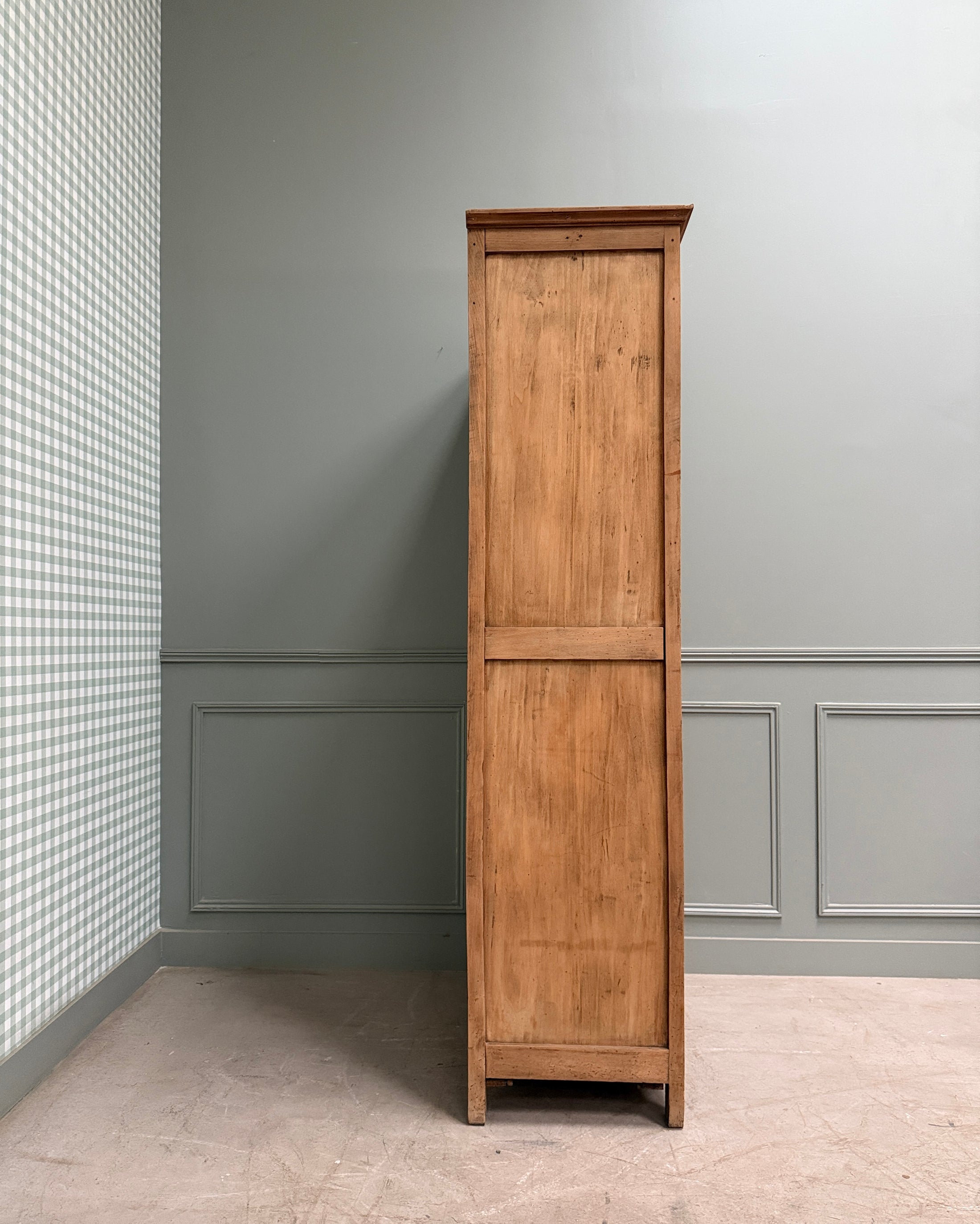 Petite armoire parisienne