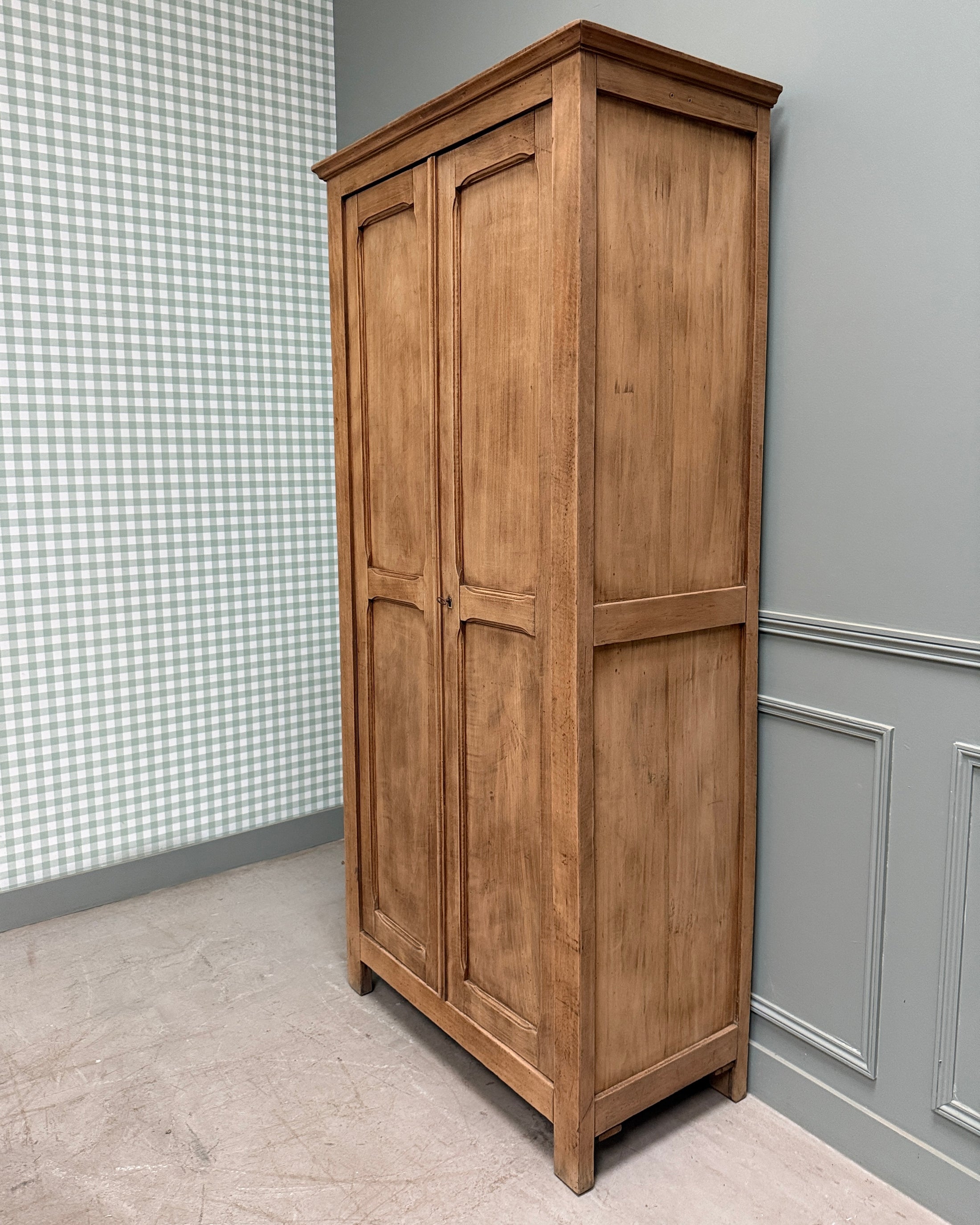 Petite armoire parisienne