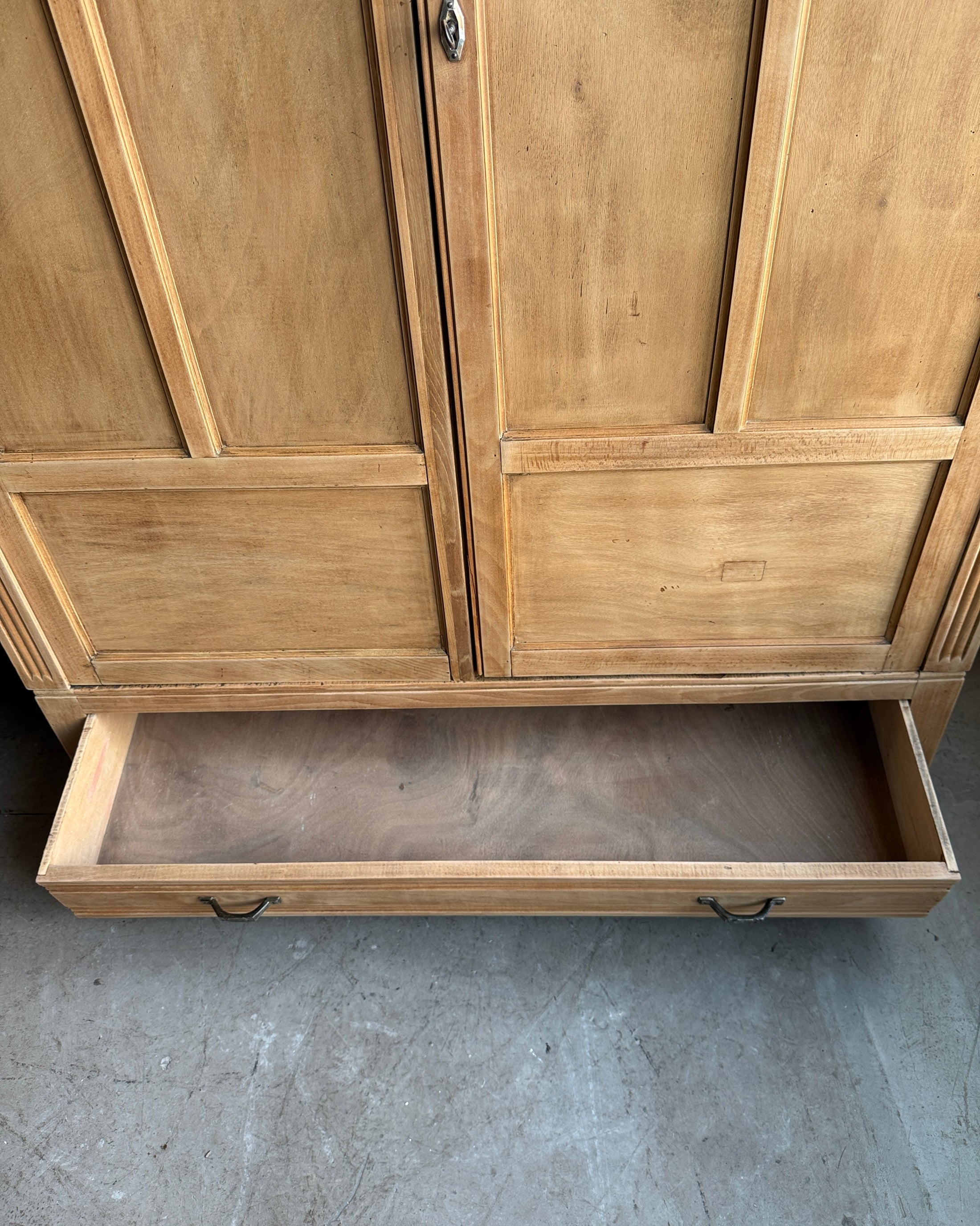 Armoire Art Déco avec penderie et tiroir