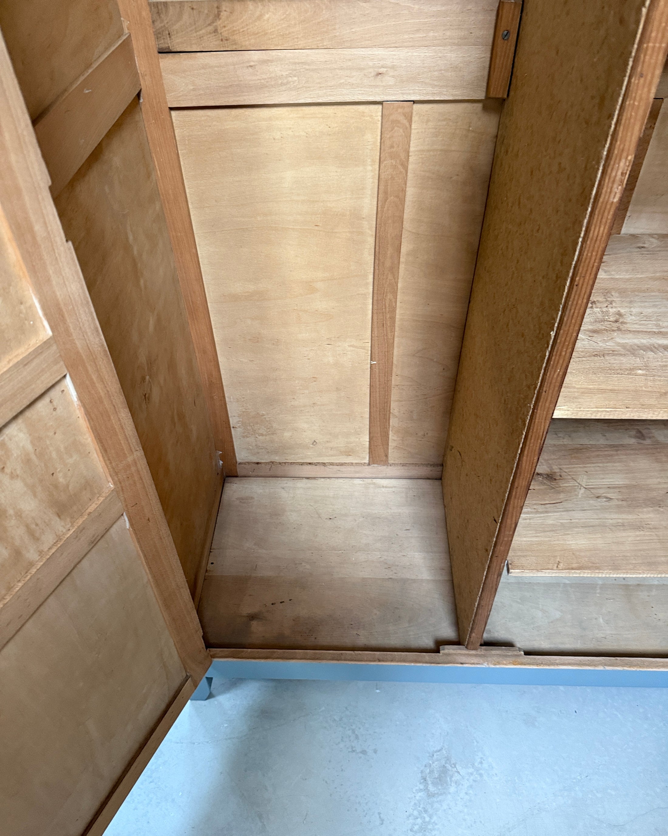 Armoire parisienne Art Déco grise