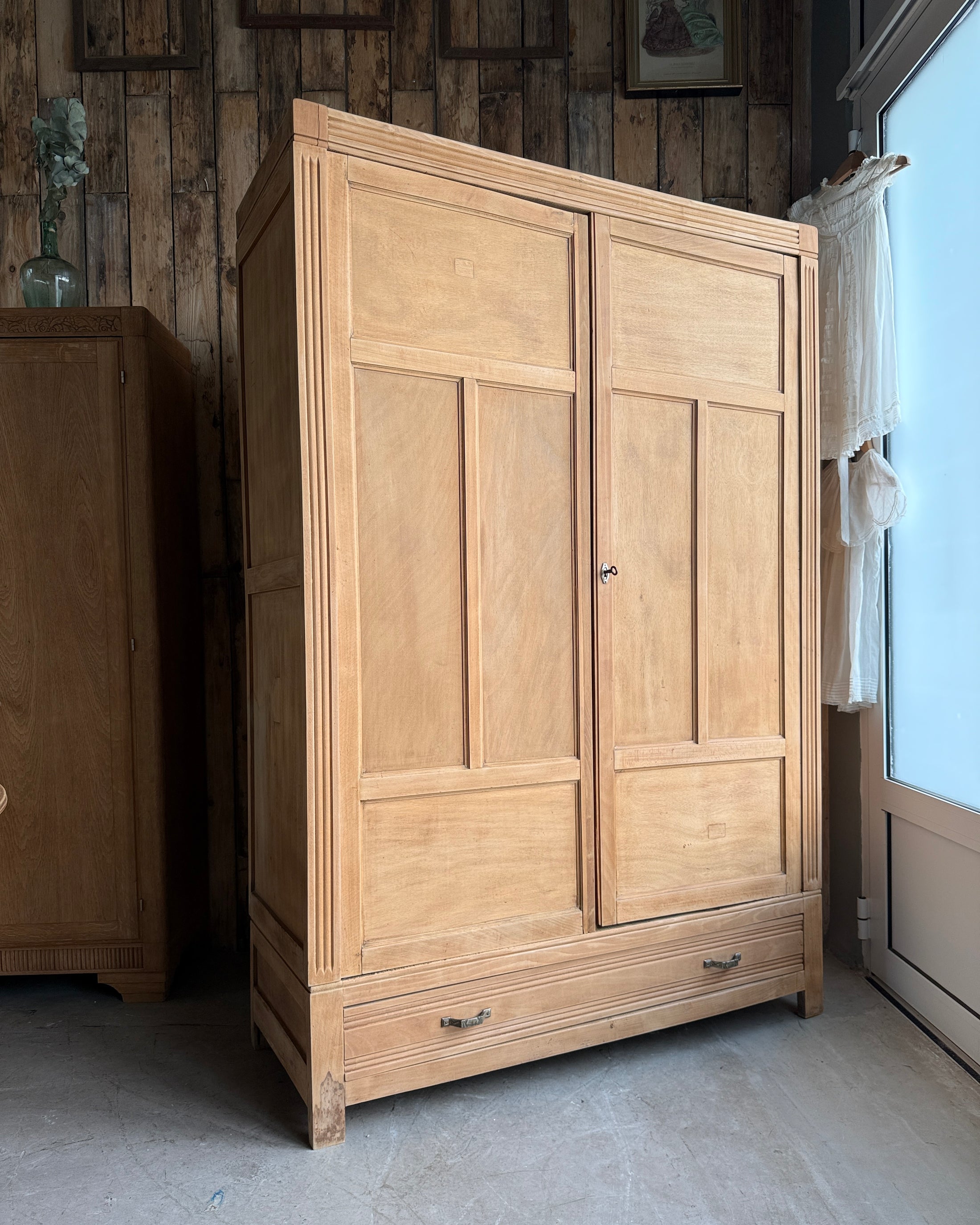 Armoire Art Déco avec penderie et tiroir