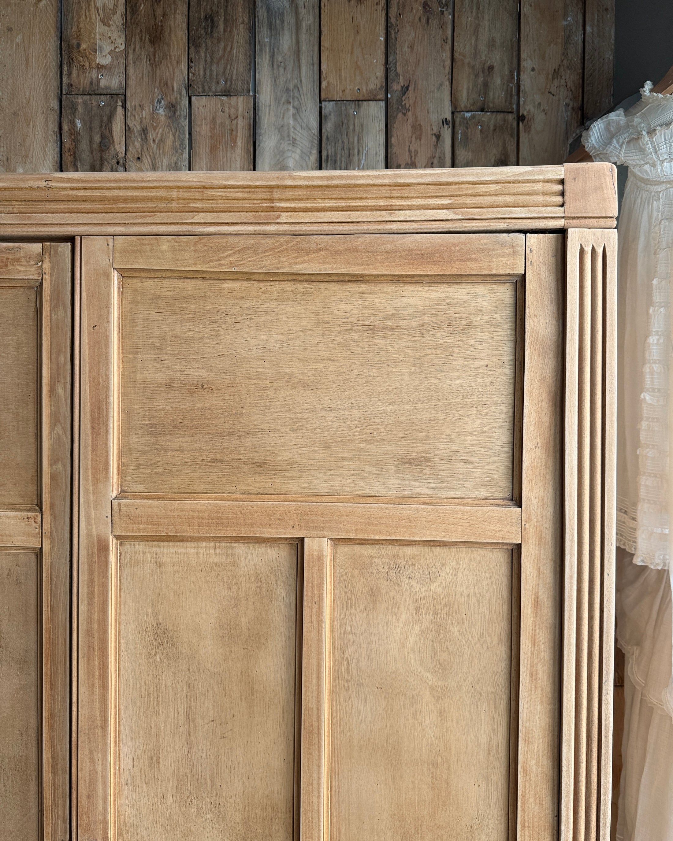 Armoire Art Déco avec penderie et tiroir