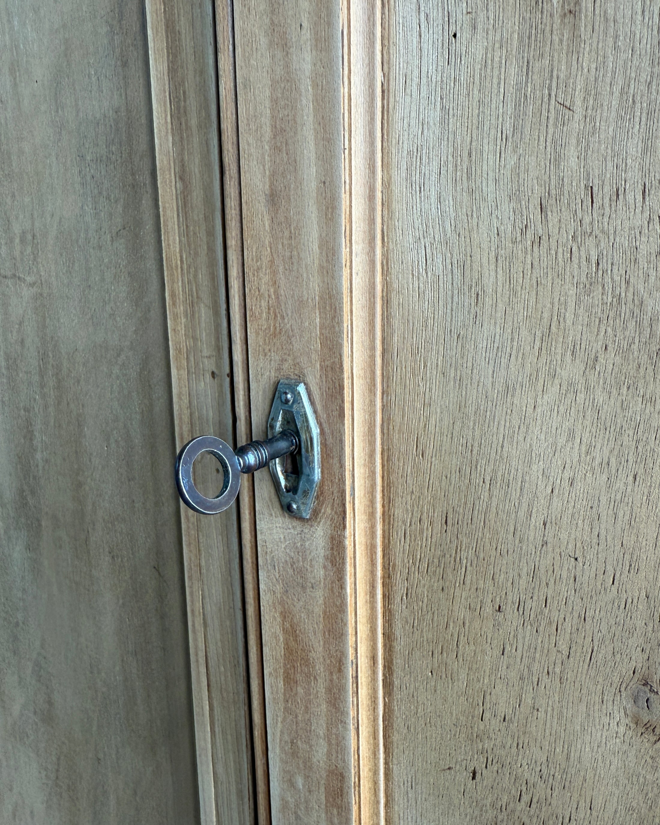 Armoire Art Déco avec penderie et tiroir