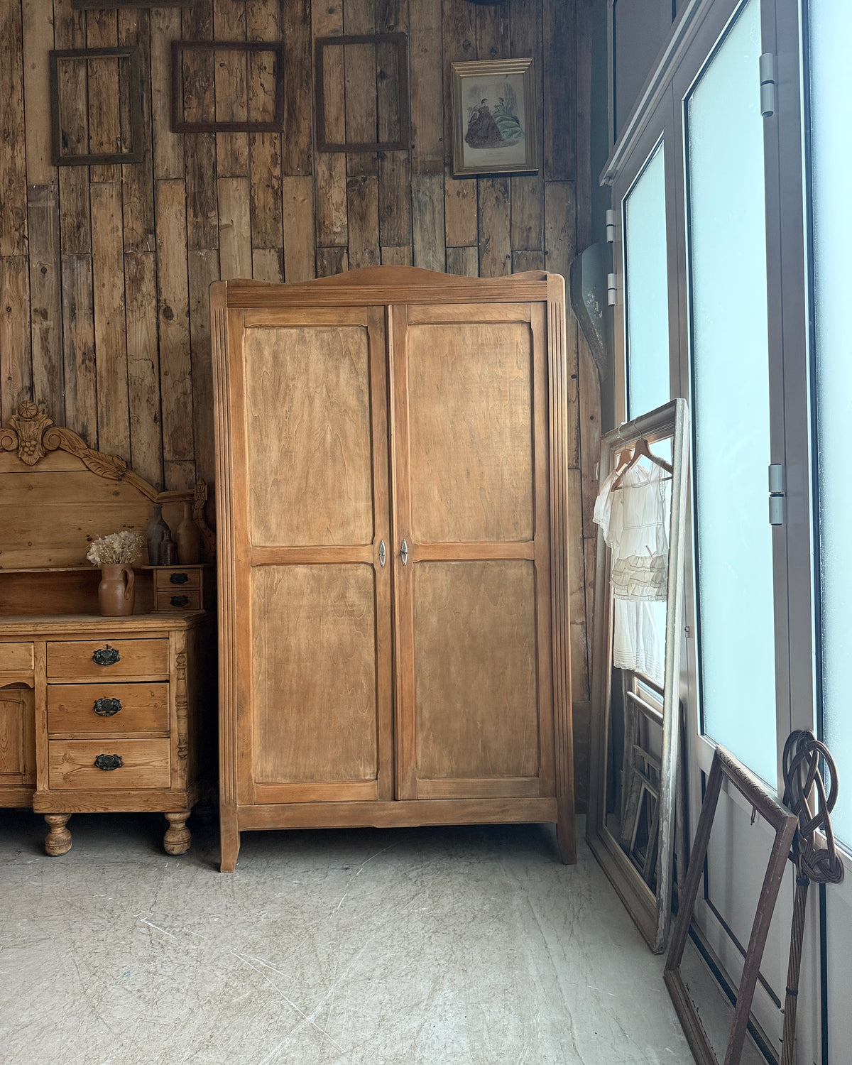 Armoire parisienne Art Déco avec penderie