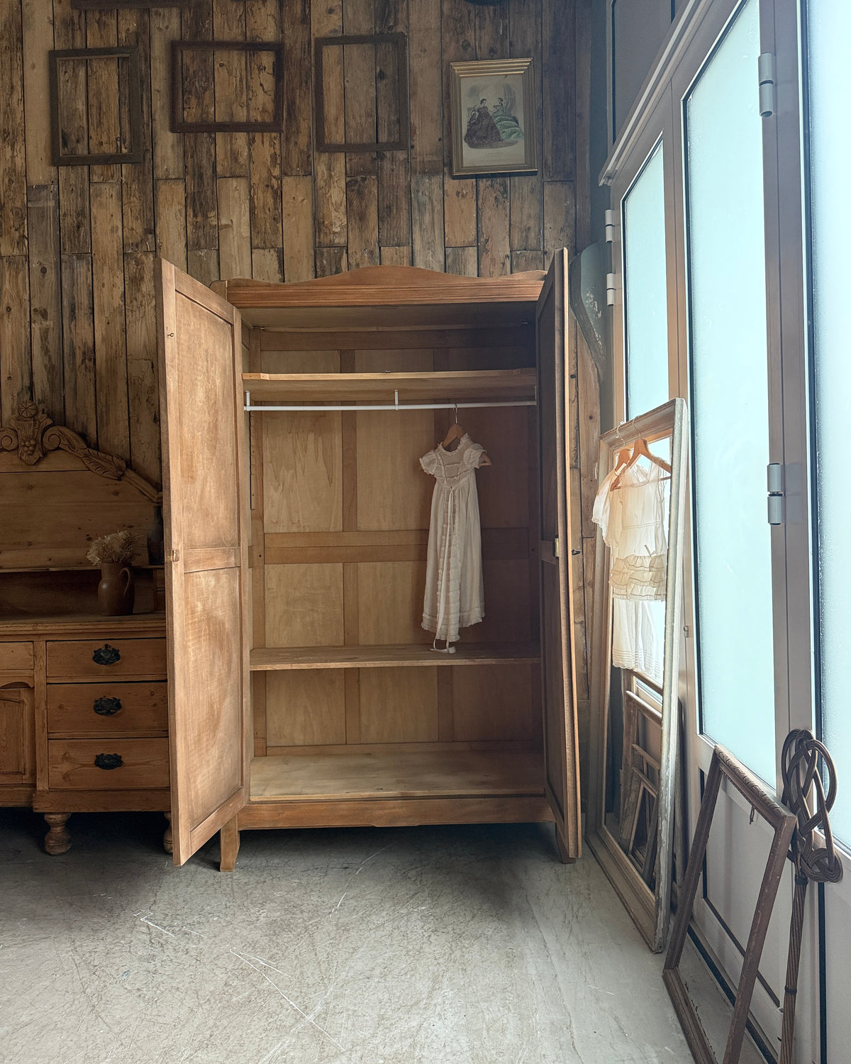 Armoire parisienne Art Déco avec penderie