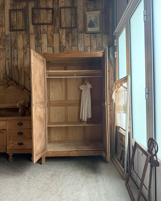 Armoire parisienne Art Déco avec penderie