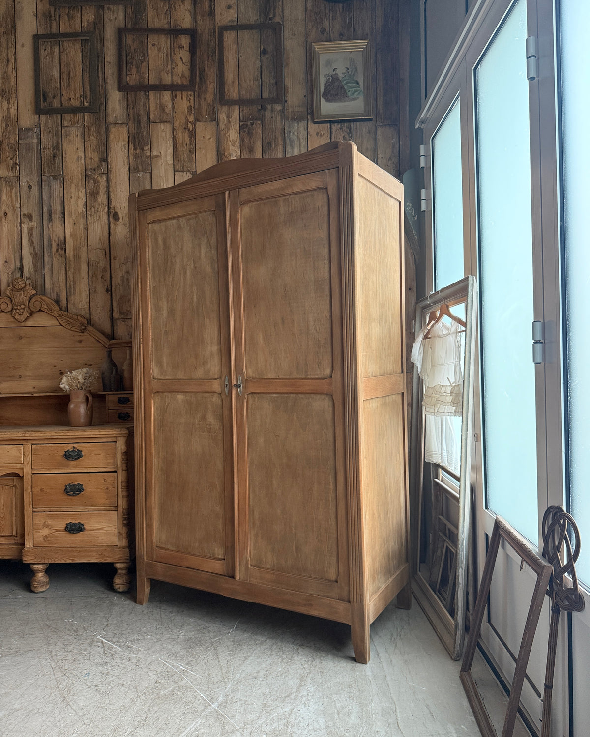 Armoire parisienne Art Déco avec penderie