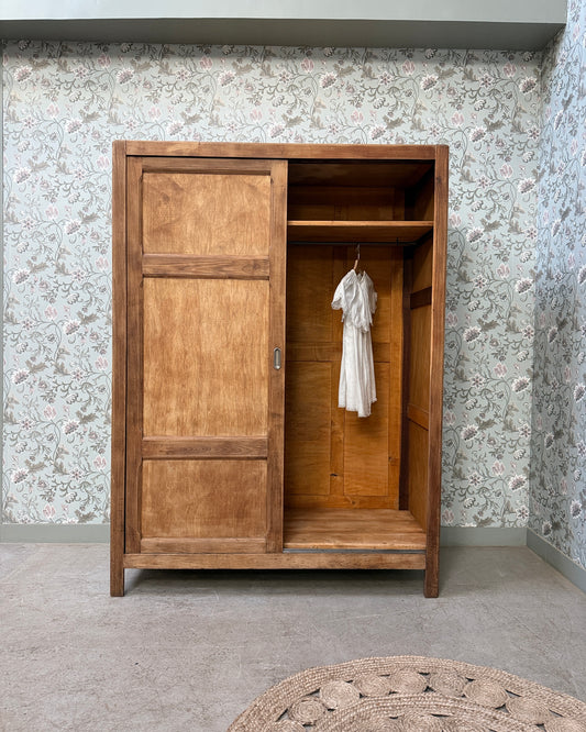 Armoire parisienne à portes coulissantes avec penderie