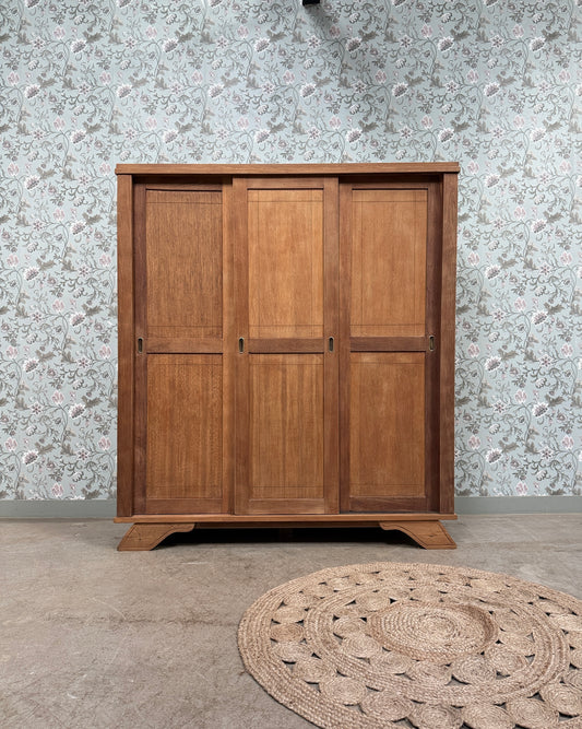 Armoire parisienne à trois portes coulissantes