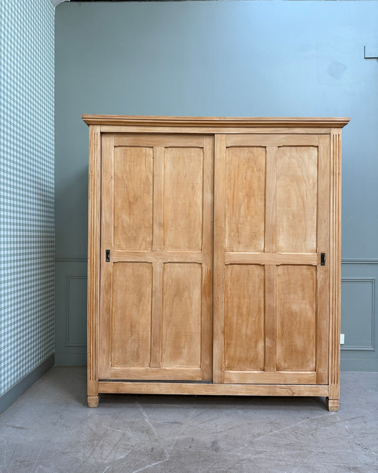Grande armoire parisienne à portes coulissantes