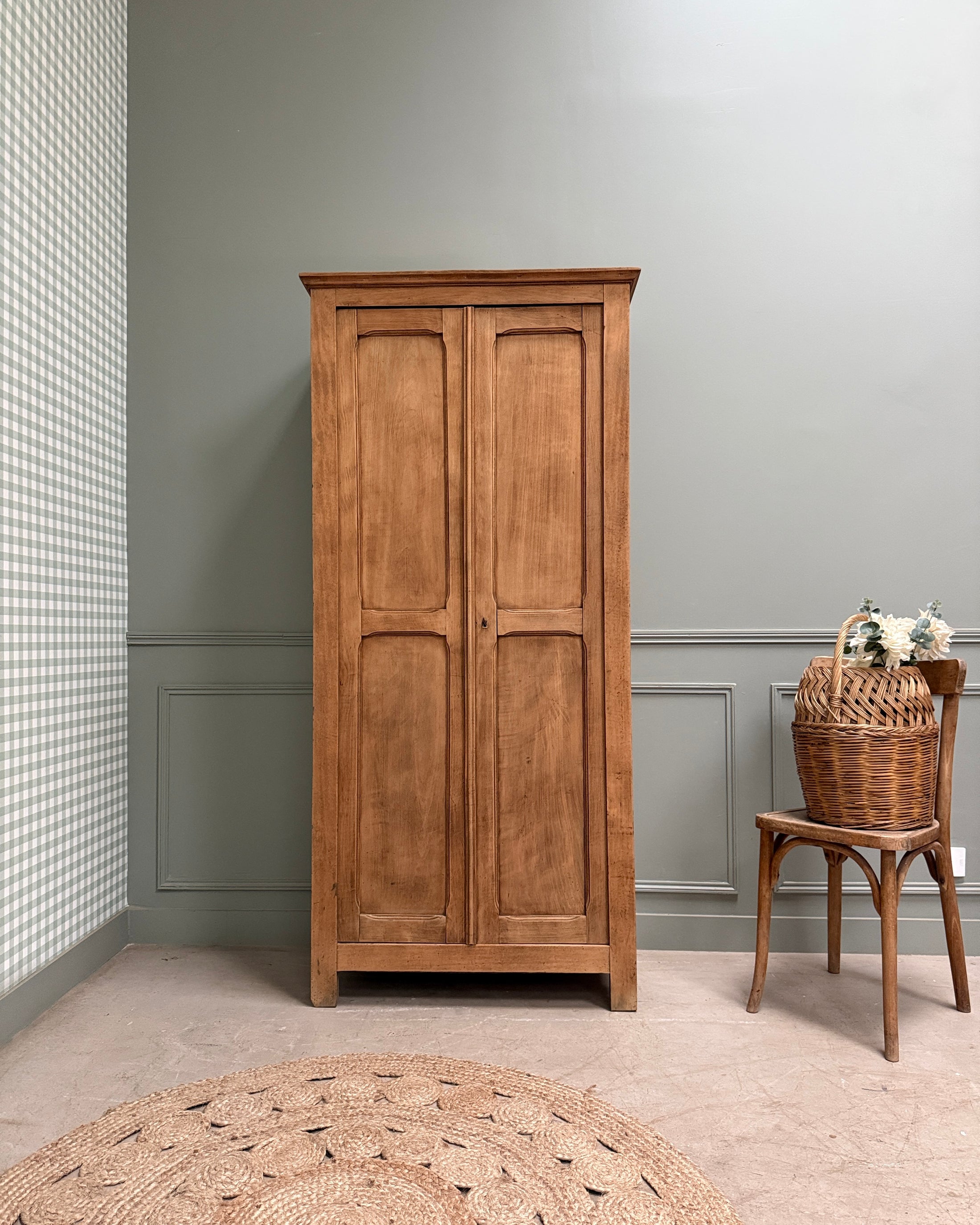 Petite armoire parisienne