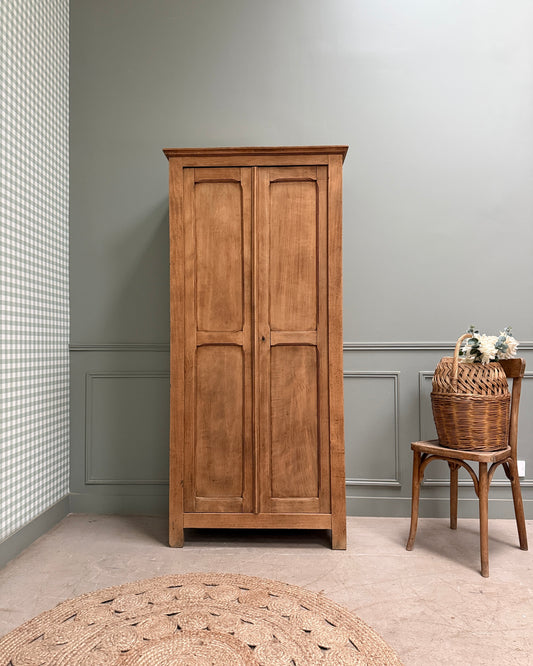 Petite armoire parisienne