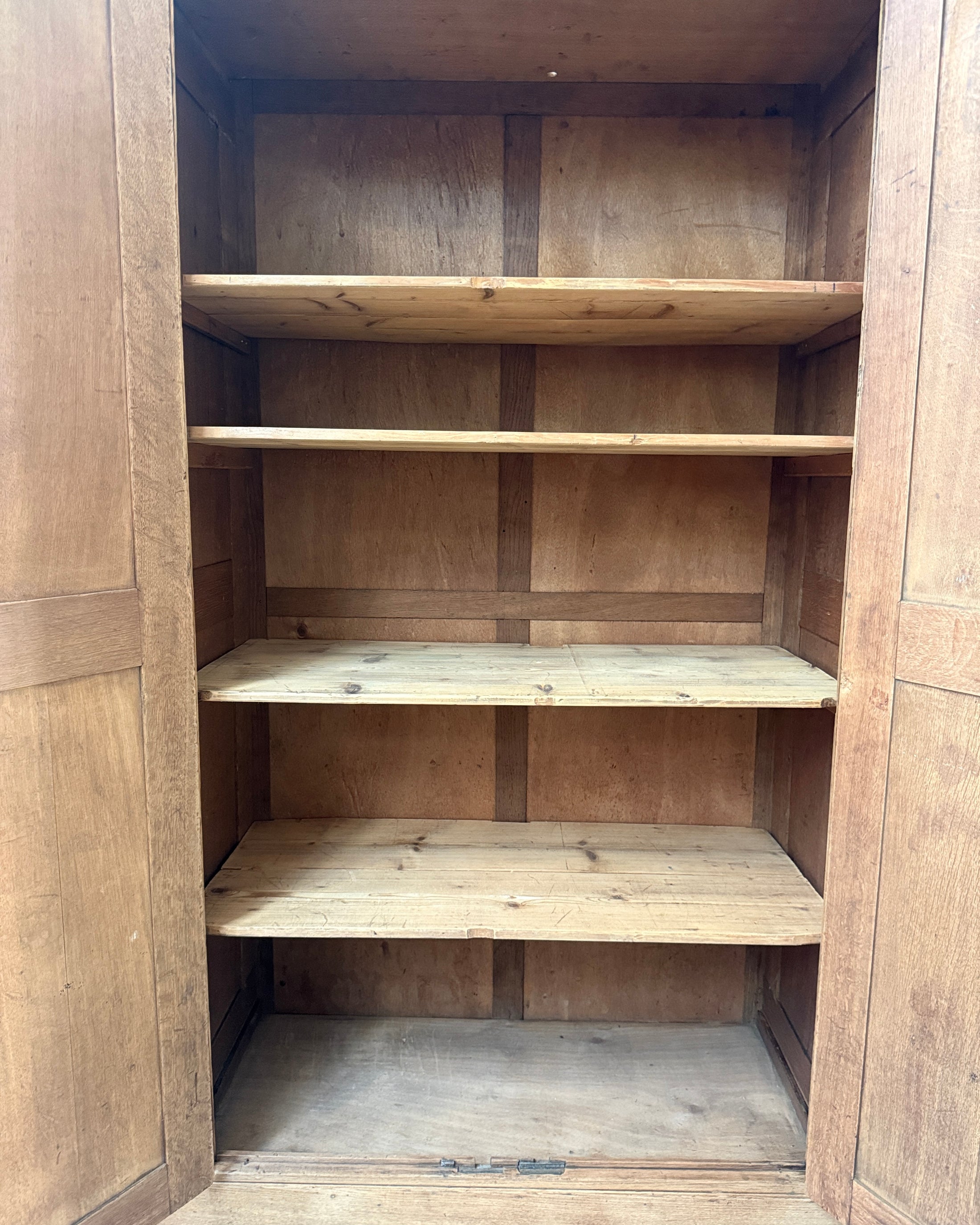 Armoire parisienne en chêne