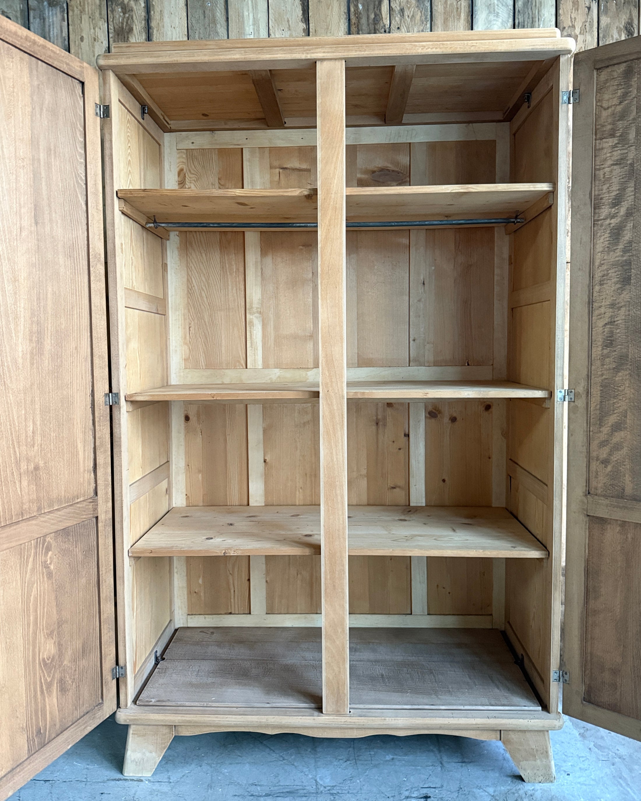 Armoire parisienne en hêtre