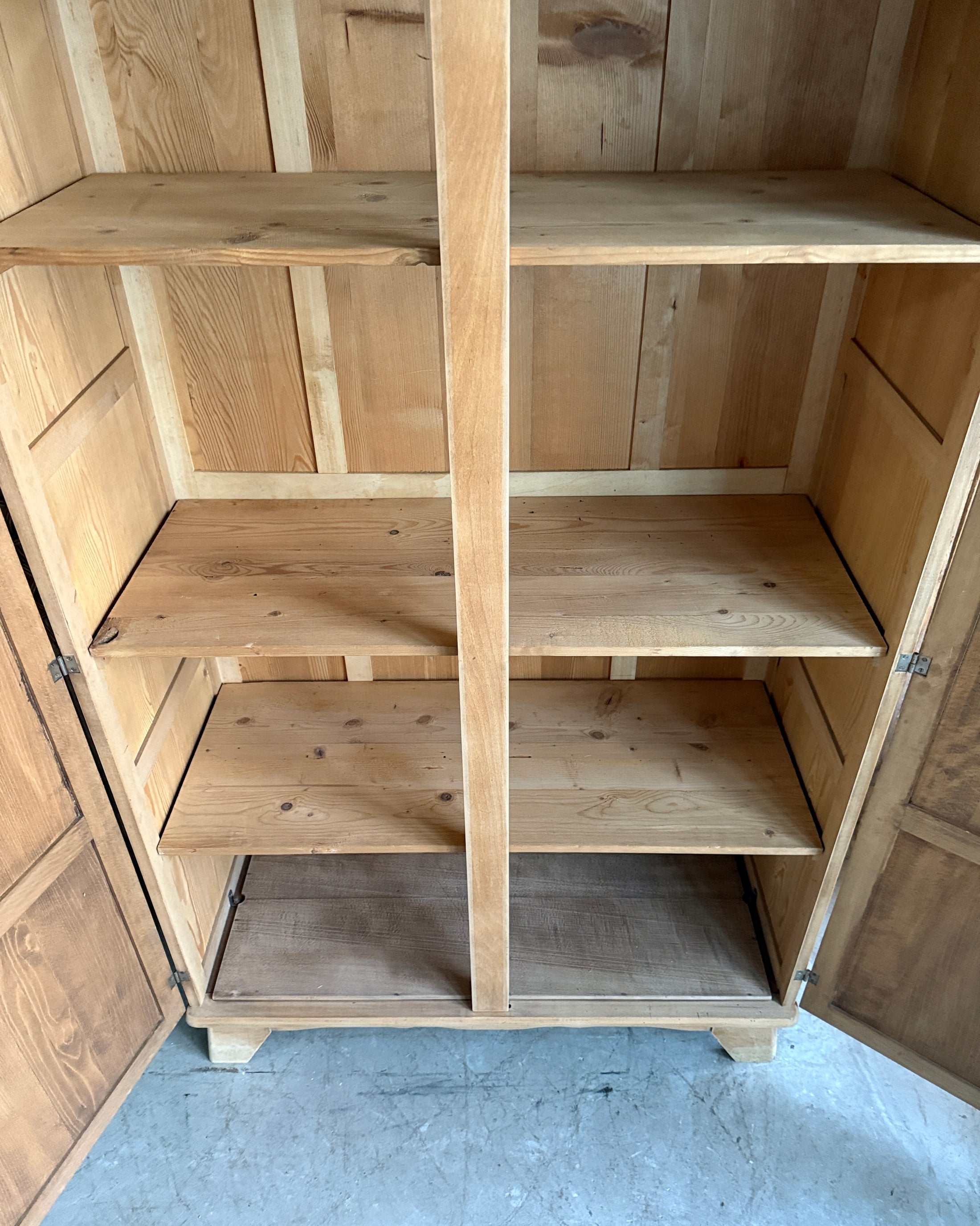 Armoire parisienne en hêtre