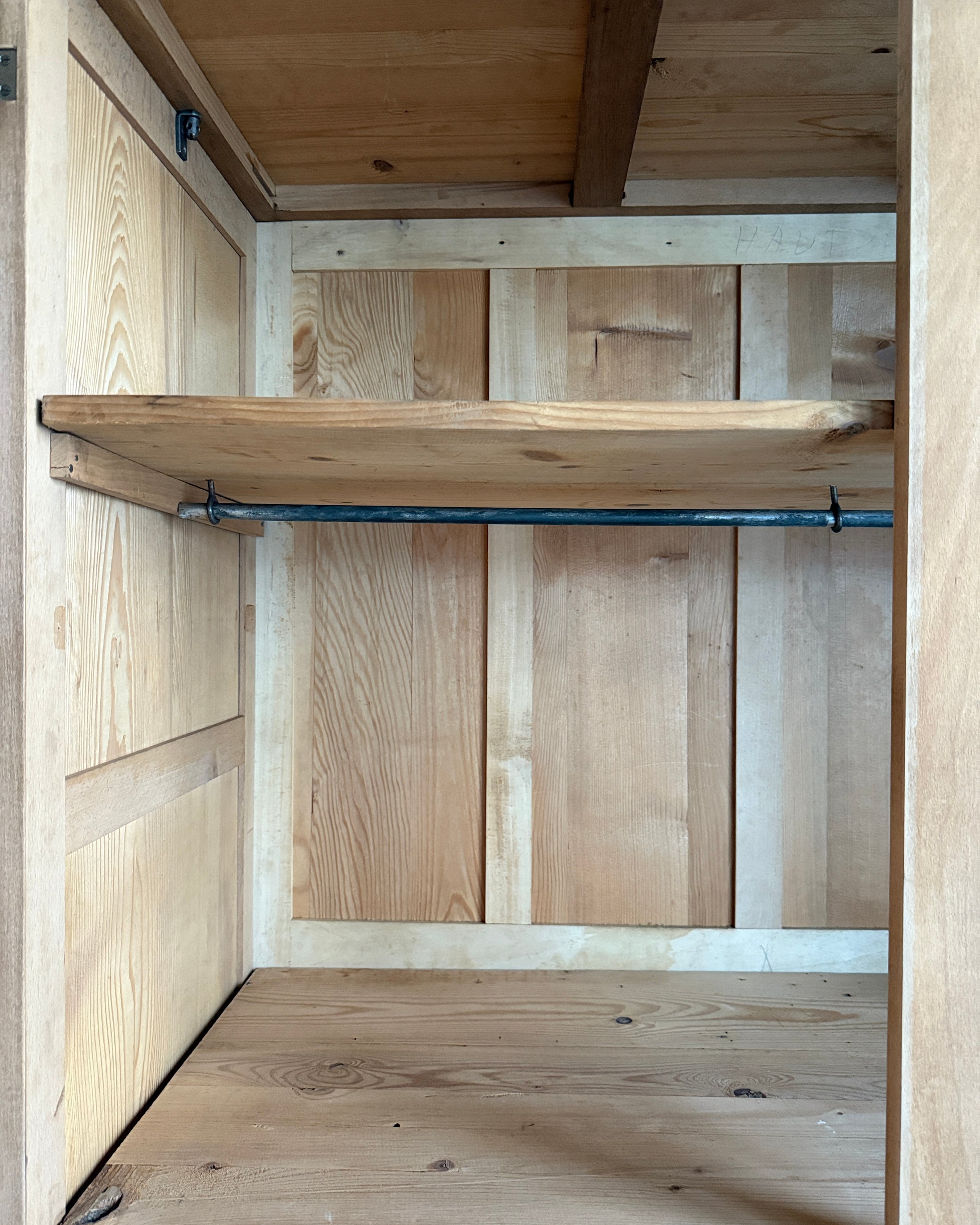 Armoire parisienne en hêtre