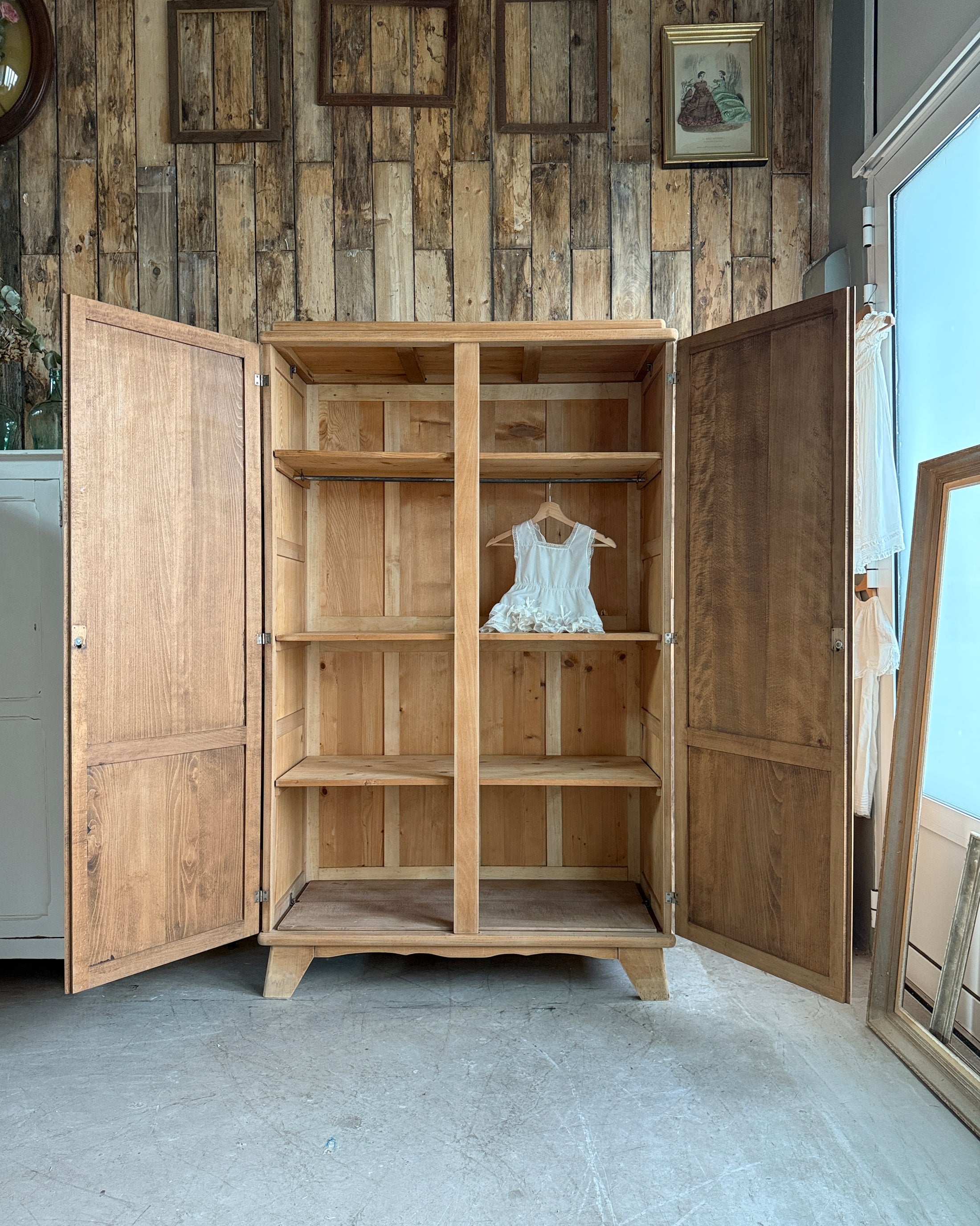 Armoire parisienne en hêtre