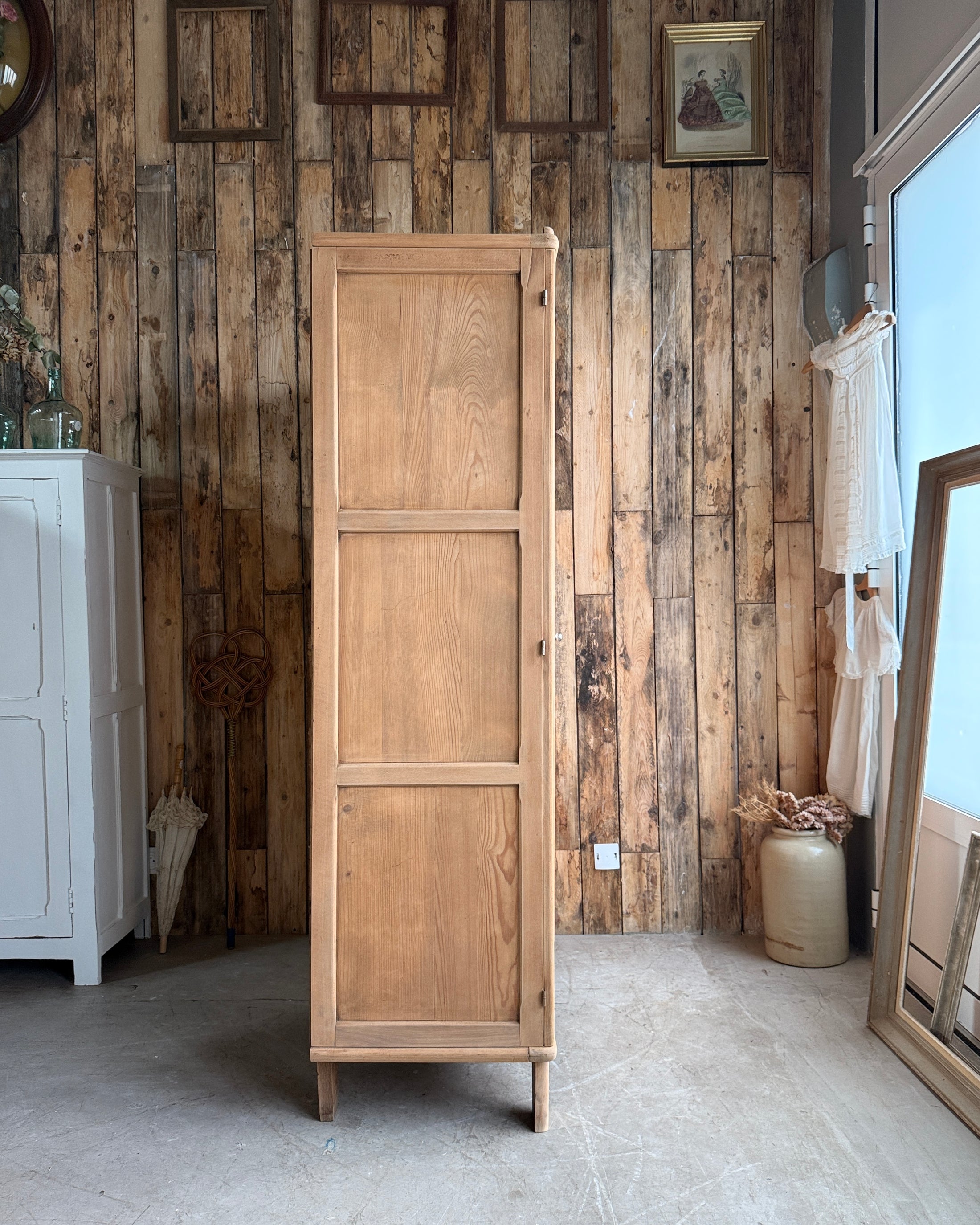 Armoire parisienne en hêtre