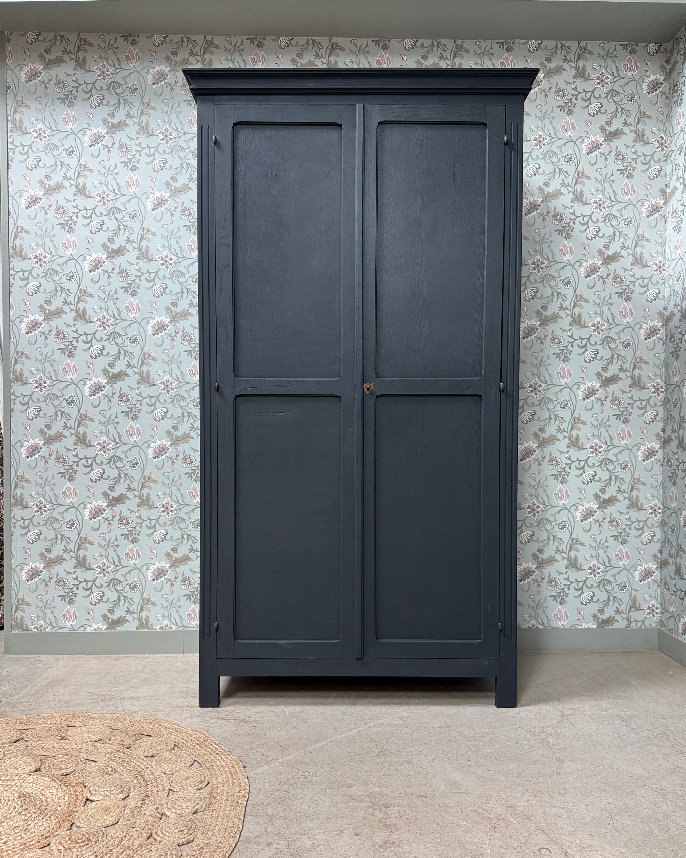 Grande armoire parisienne noire