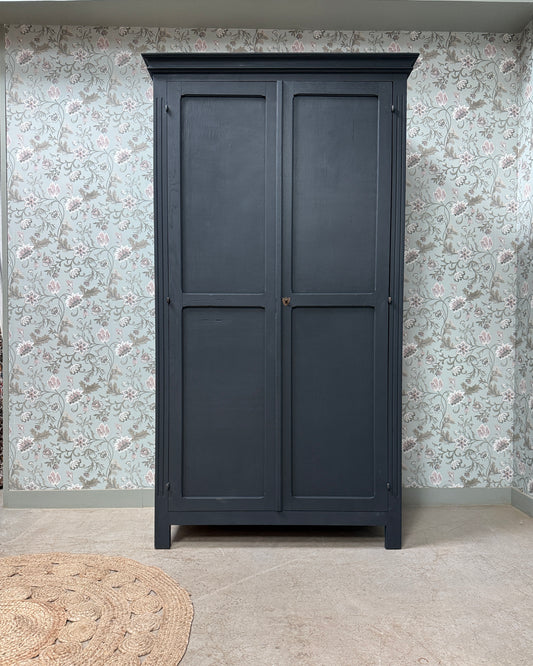 Grande armoire parisienne noire