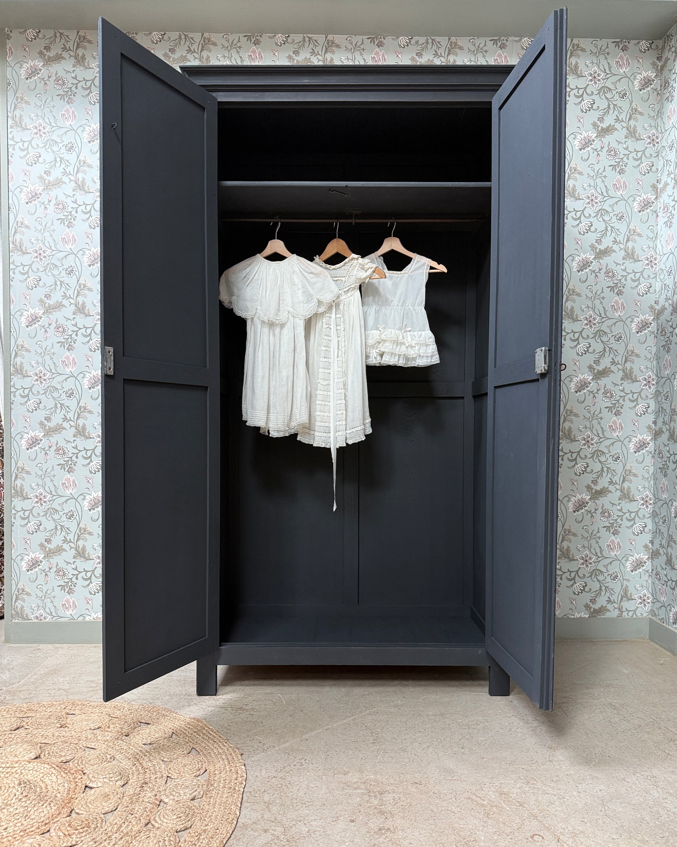 Grande armoire parisienne noire