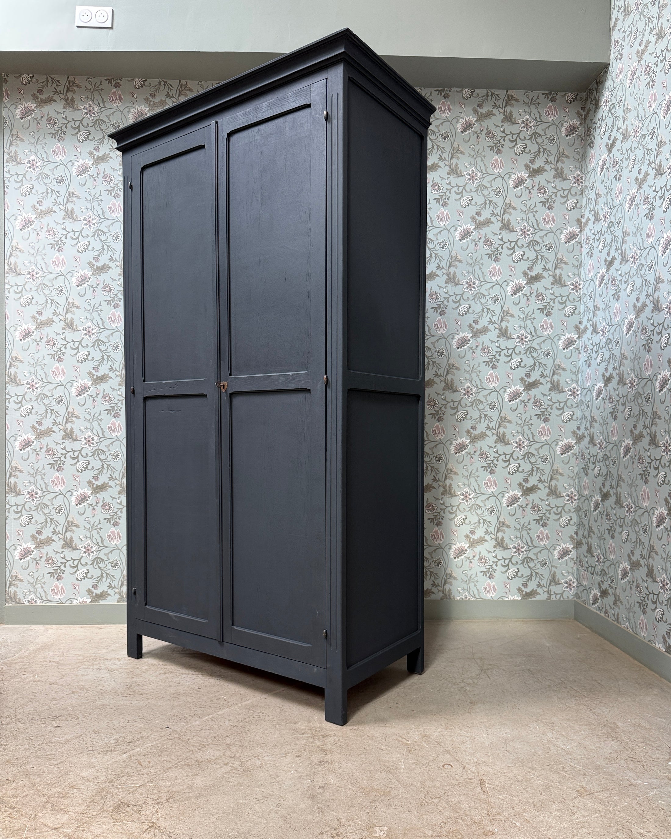 Grande armoire parisienne noire
