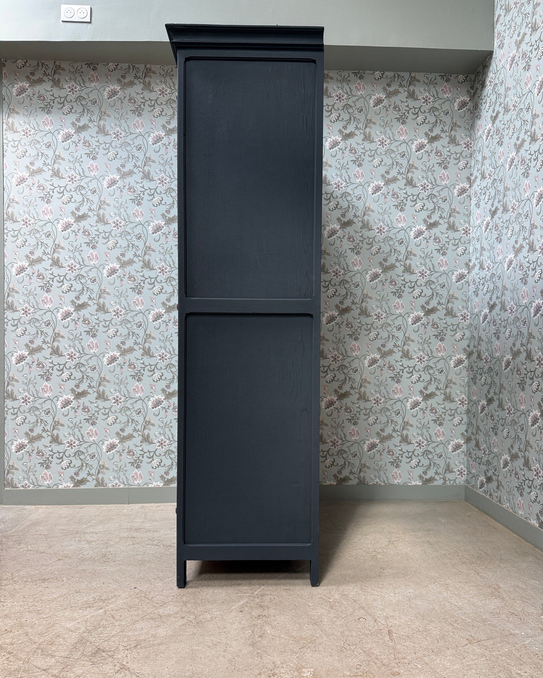 Grande armoire parisienne noire