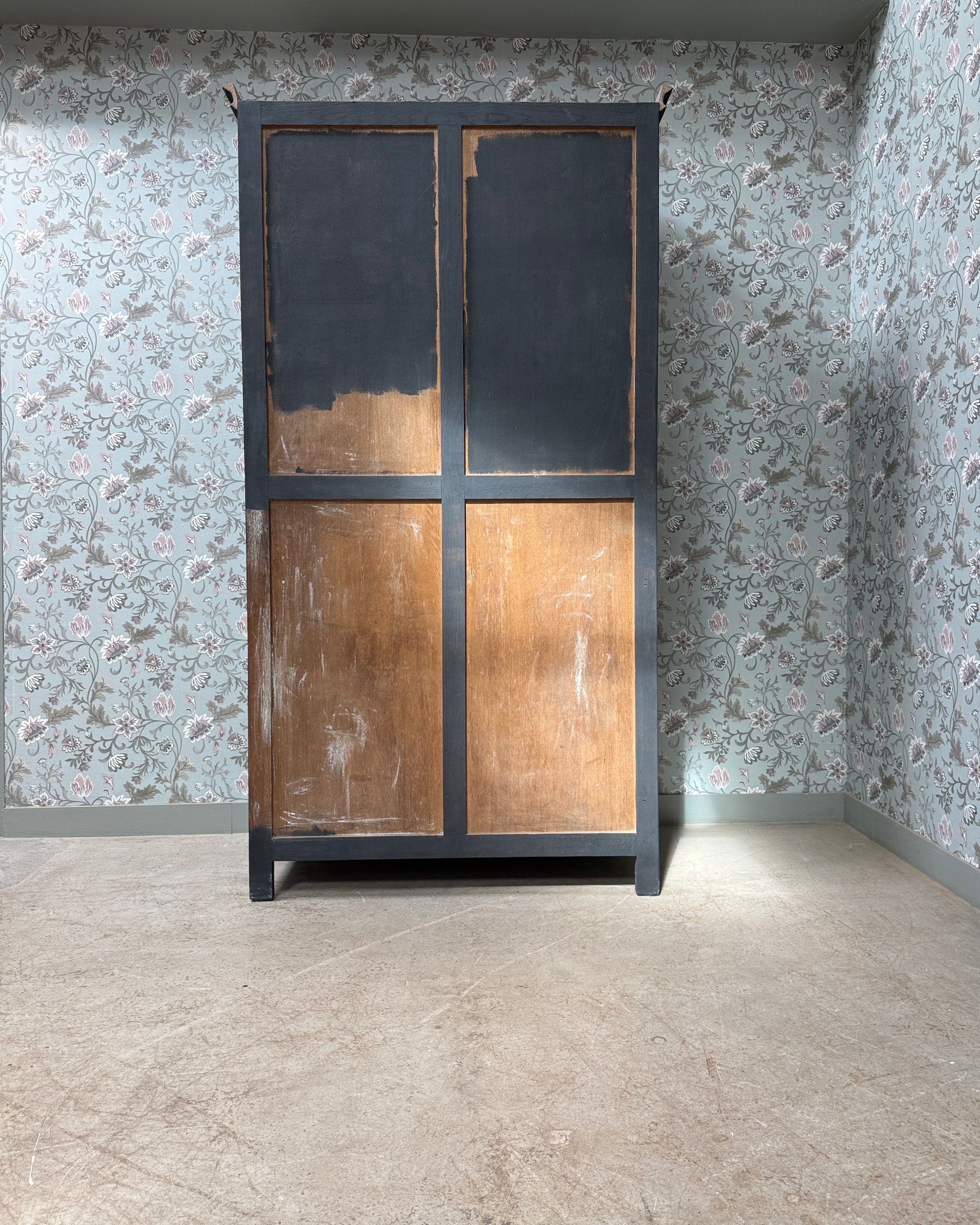Grande armoire parisienne noire