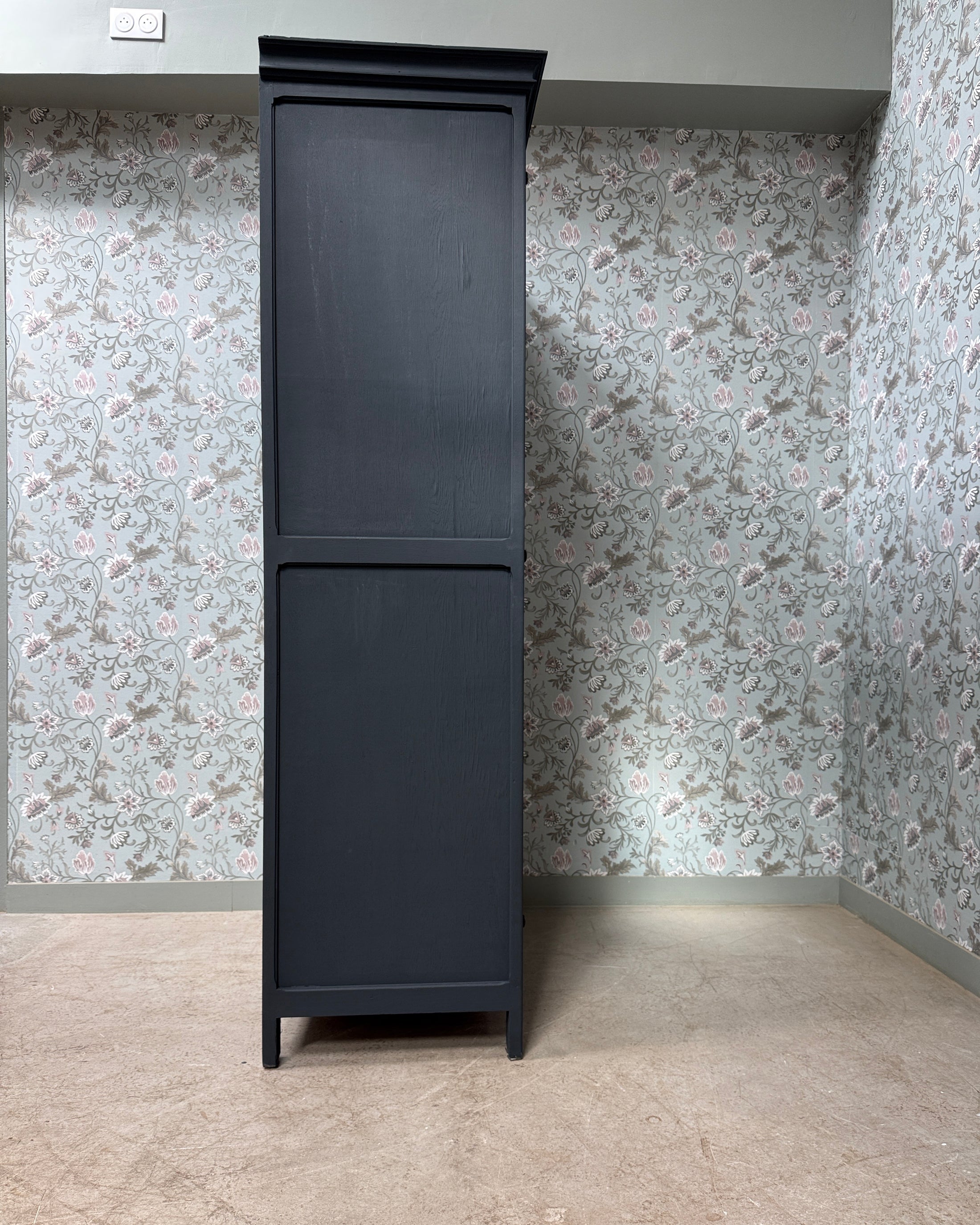 Grande armoire parisienne noire