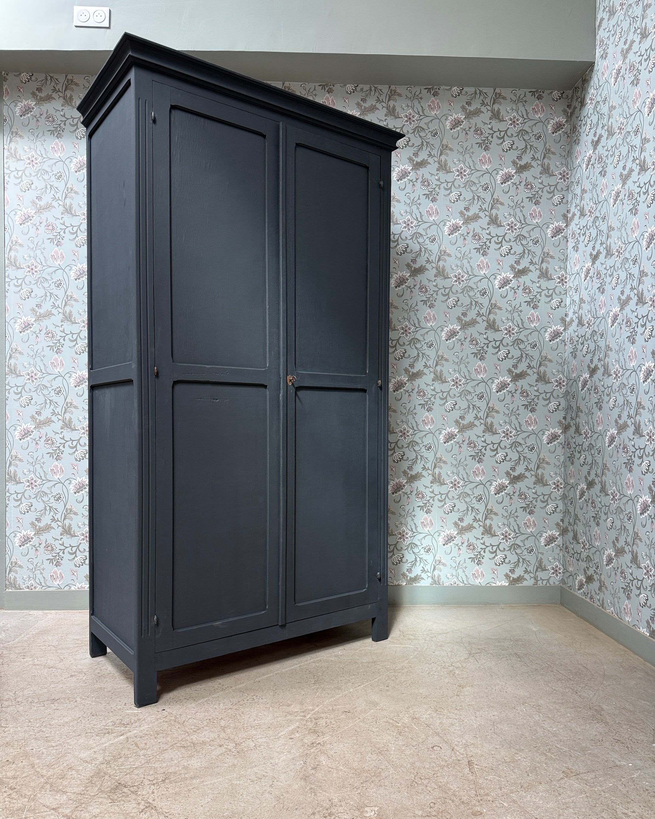 Grande armoire parisienne noire