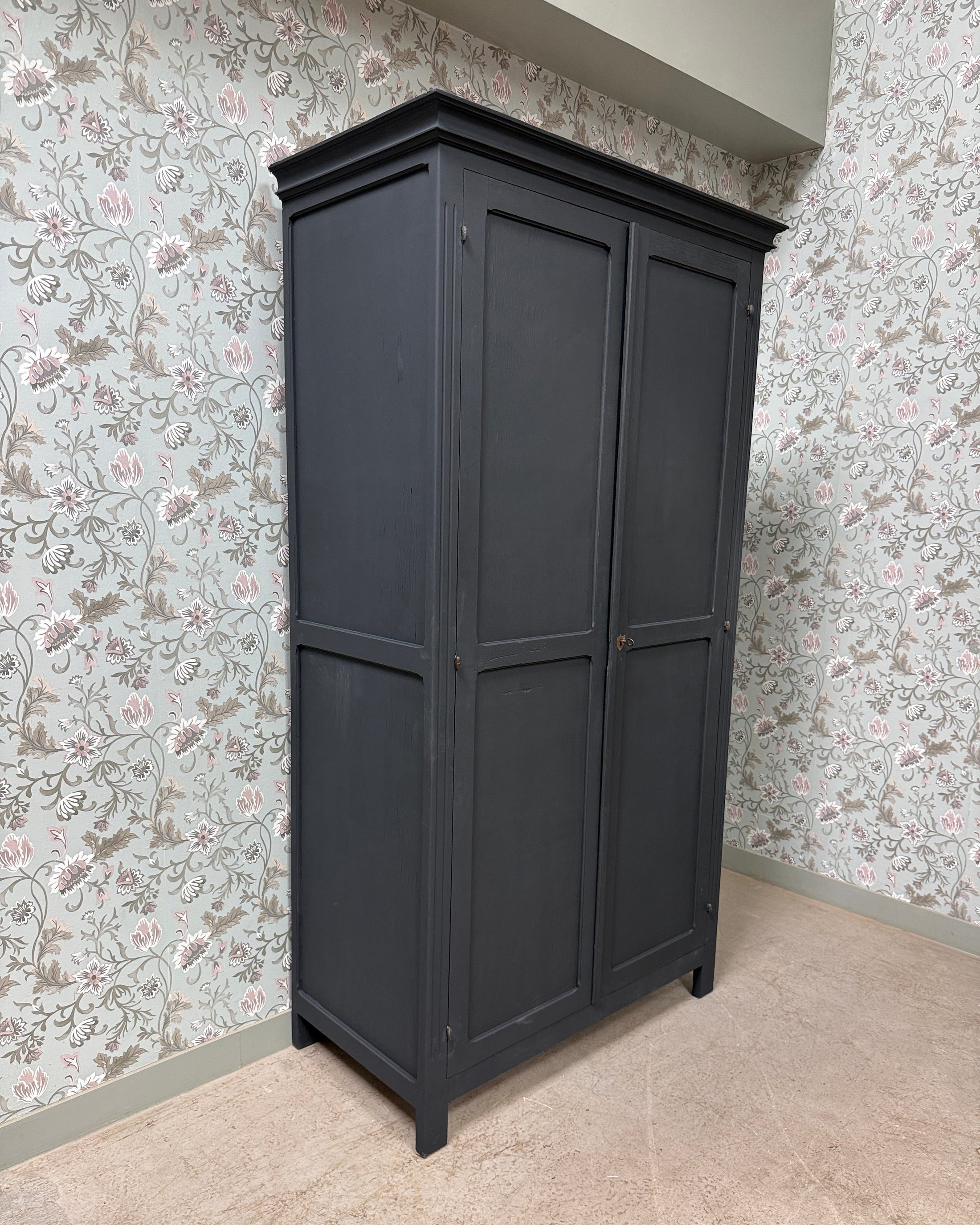 Grande armoire parisienne noire