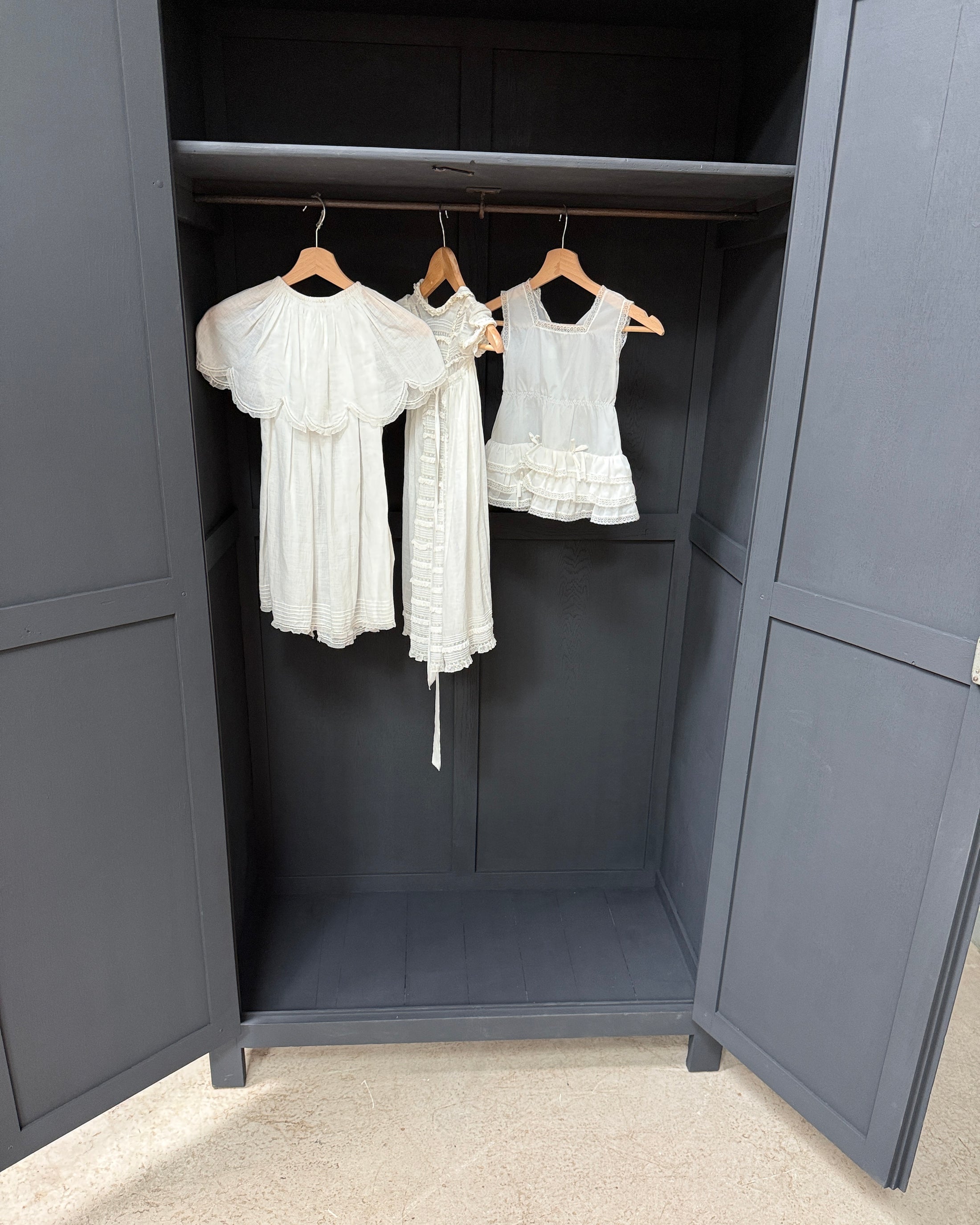 Grande armoire parisienne noire