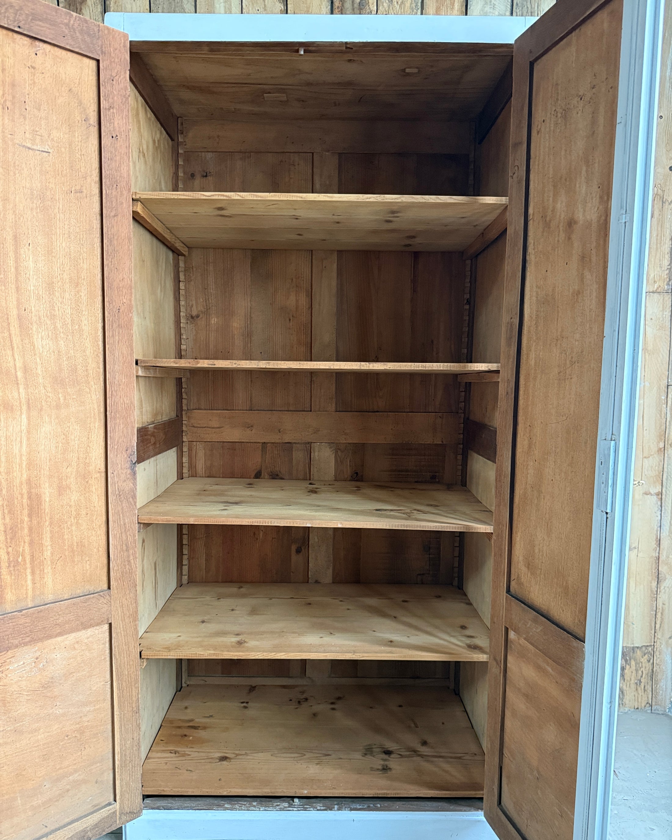 Armoire parisienne patinée