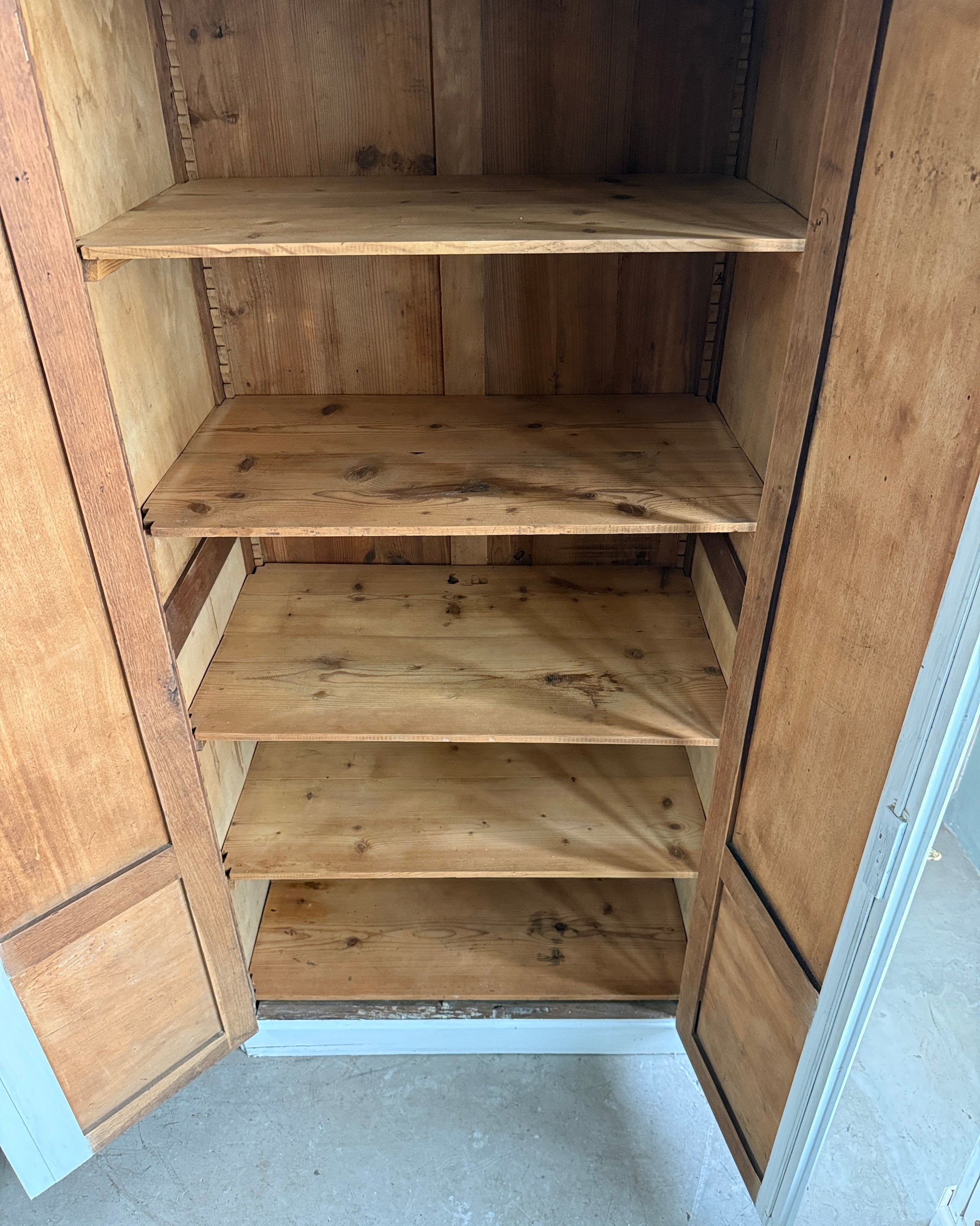Armoire parisienne patinée