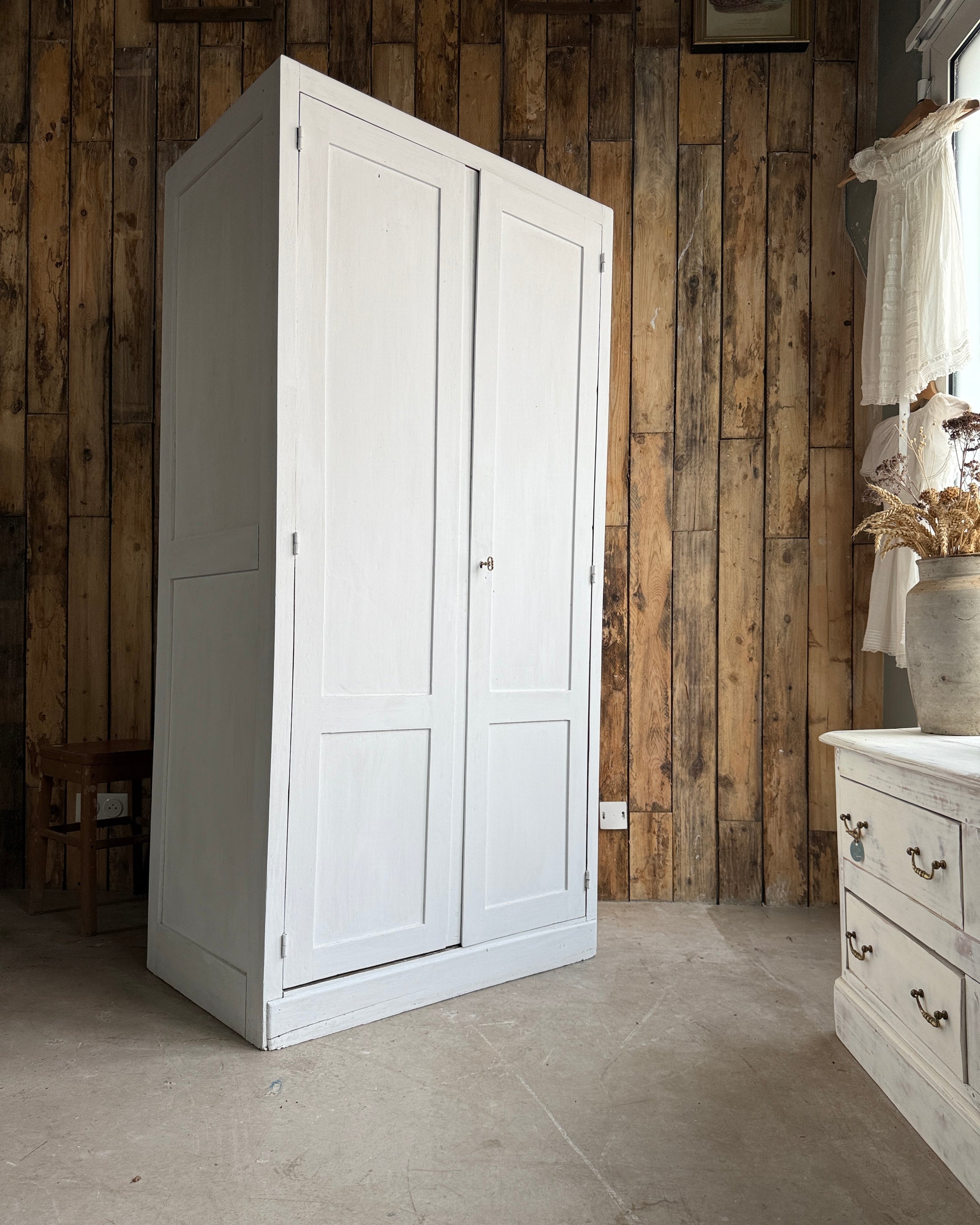 Armoire parisienne patinée