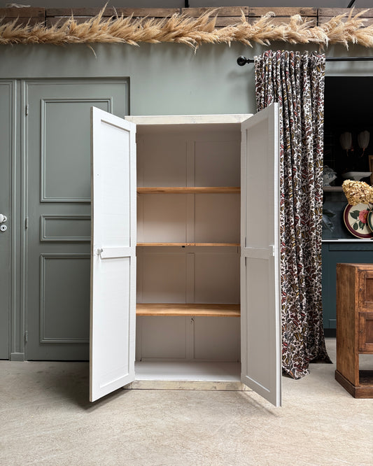 Armoire parisienne patinée