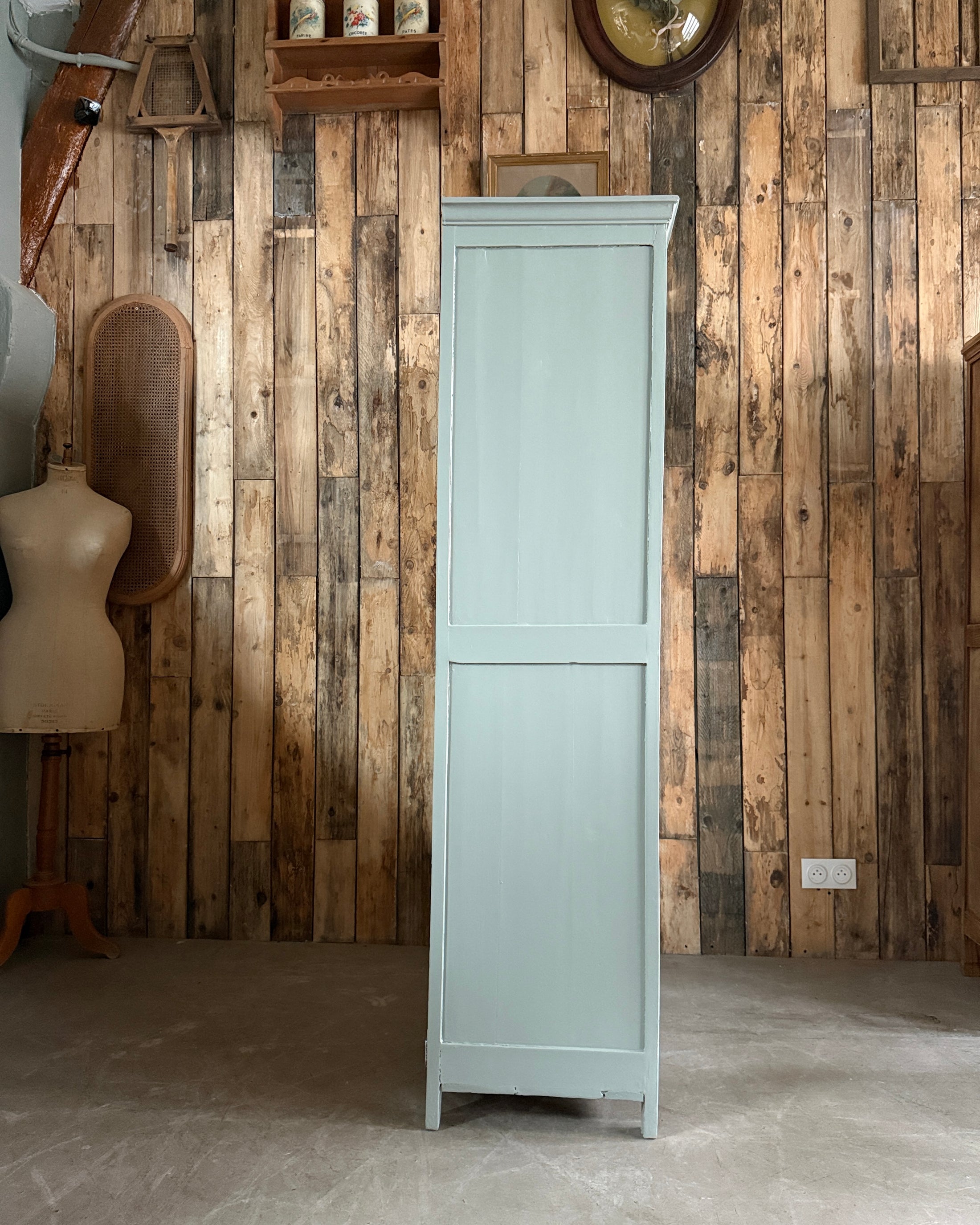 Armoire parisienne verte