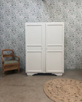 Charger l'image dans la visionneuse de la galerie, Armoire années 50 blanc cassé
