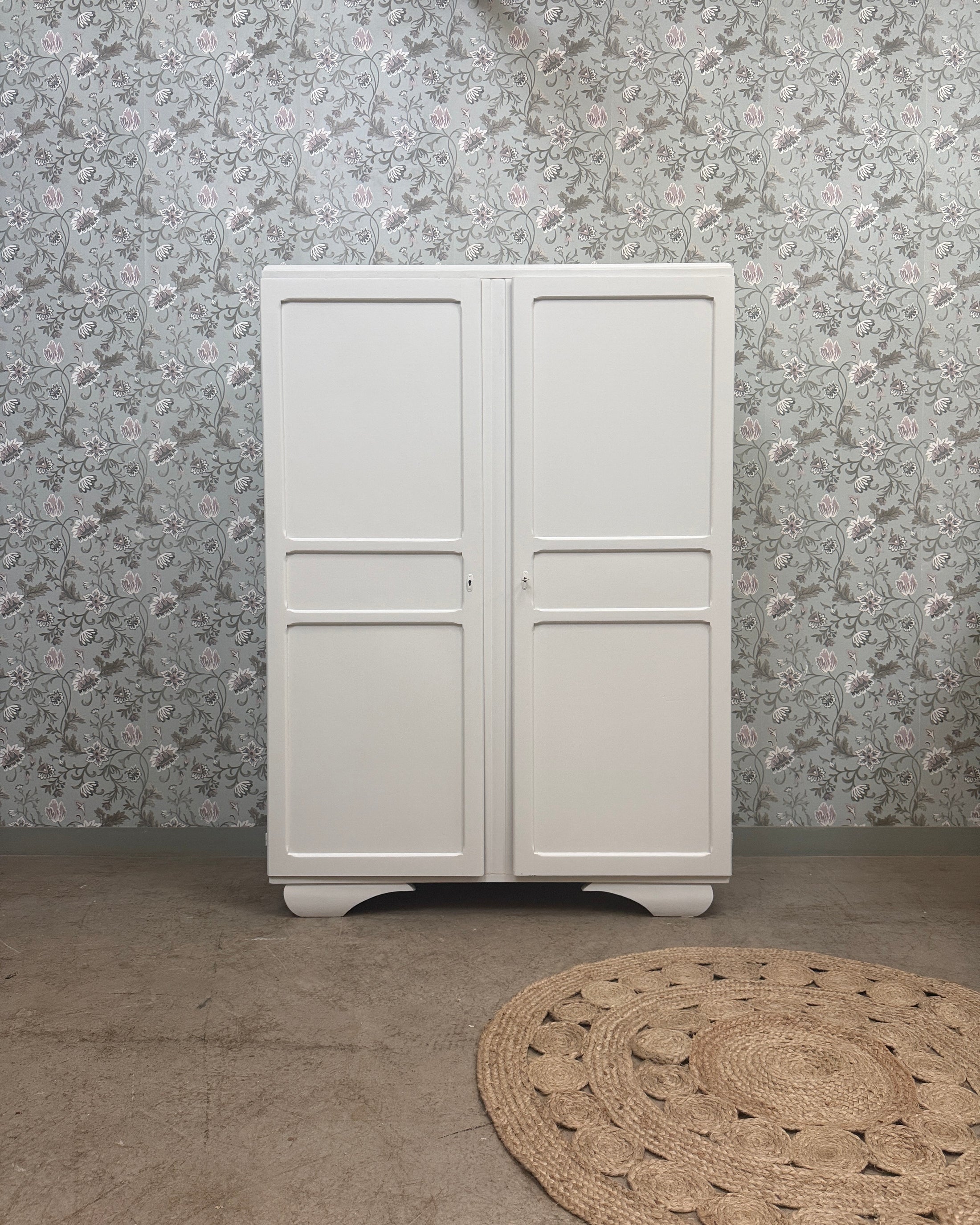 Armoire vintage blanc cassé