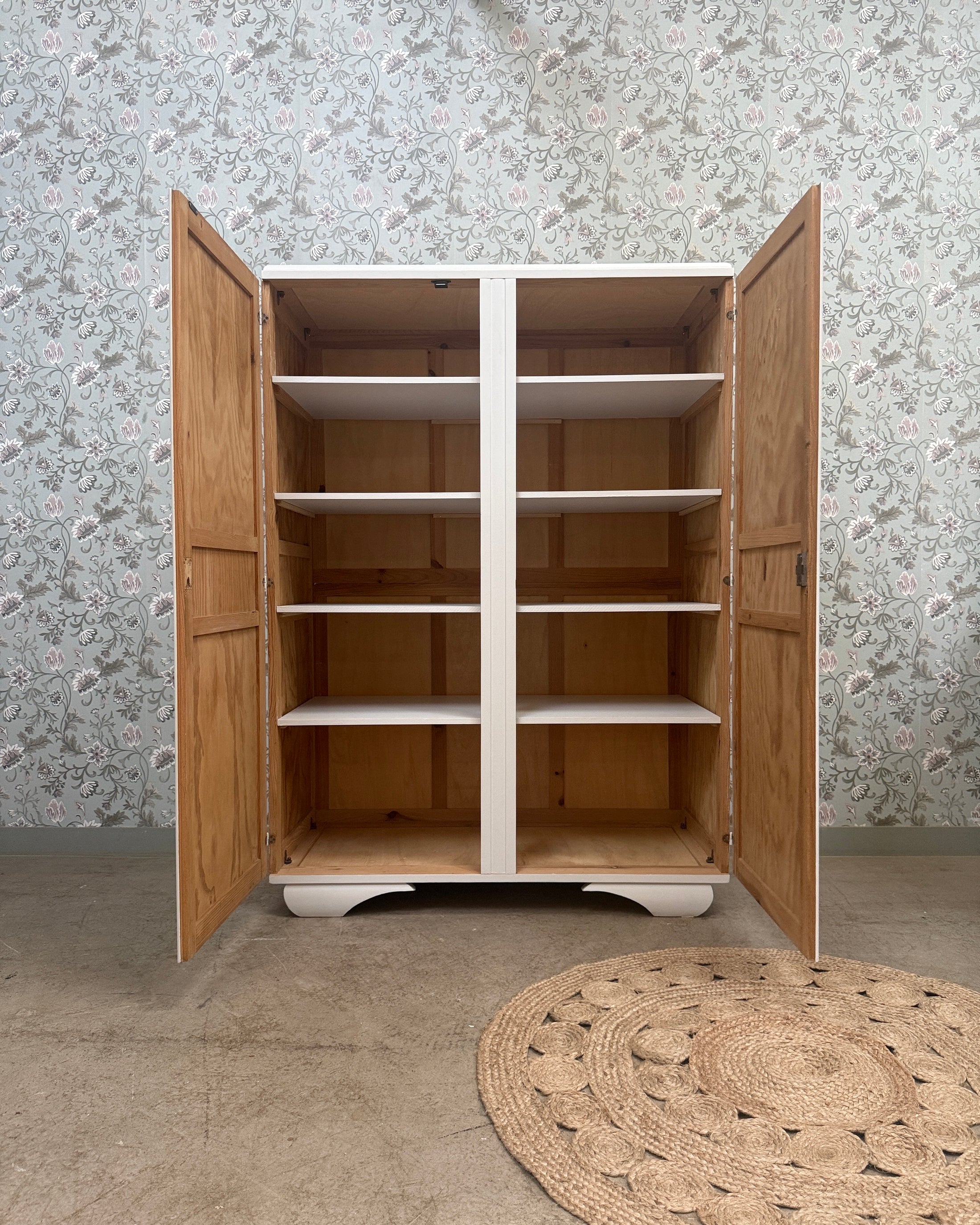 Armoire vintage blanc cassé