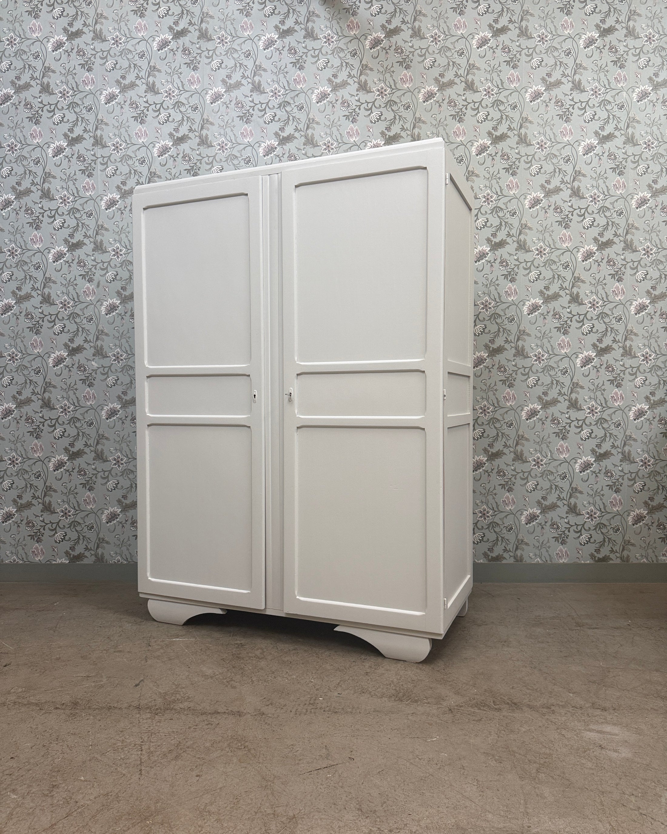 Armoire vintage blanc cassé