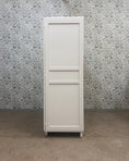 Charger l'image dans la visionneuse de la galerie, Armoire vintage blanc cassé
