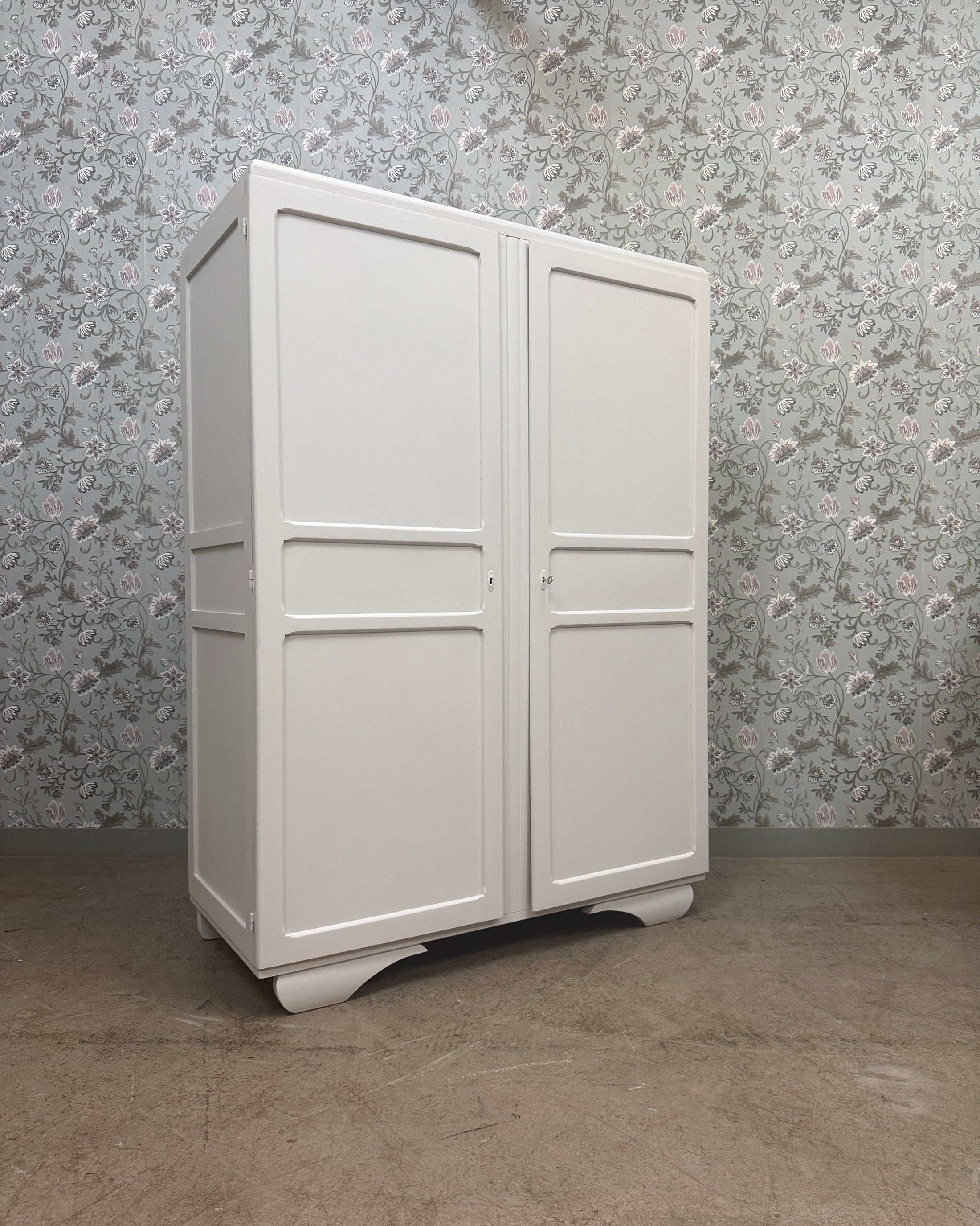 Armoire vintage blanc cassé