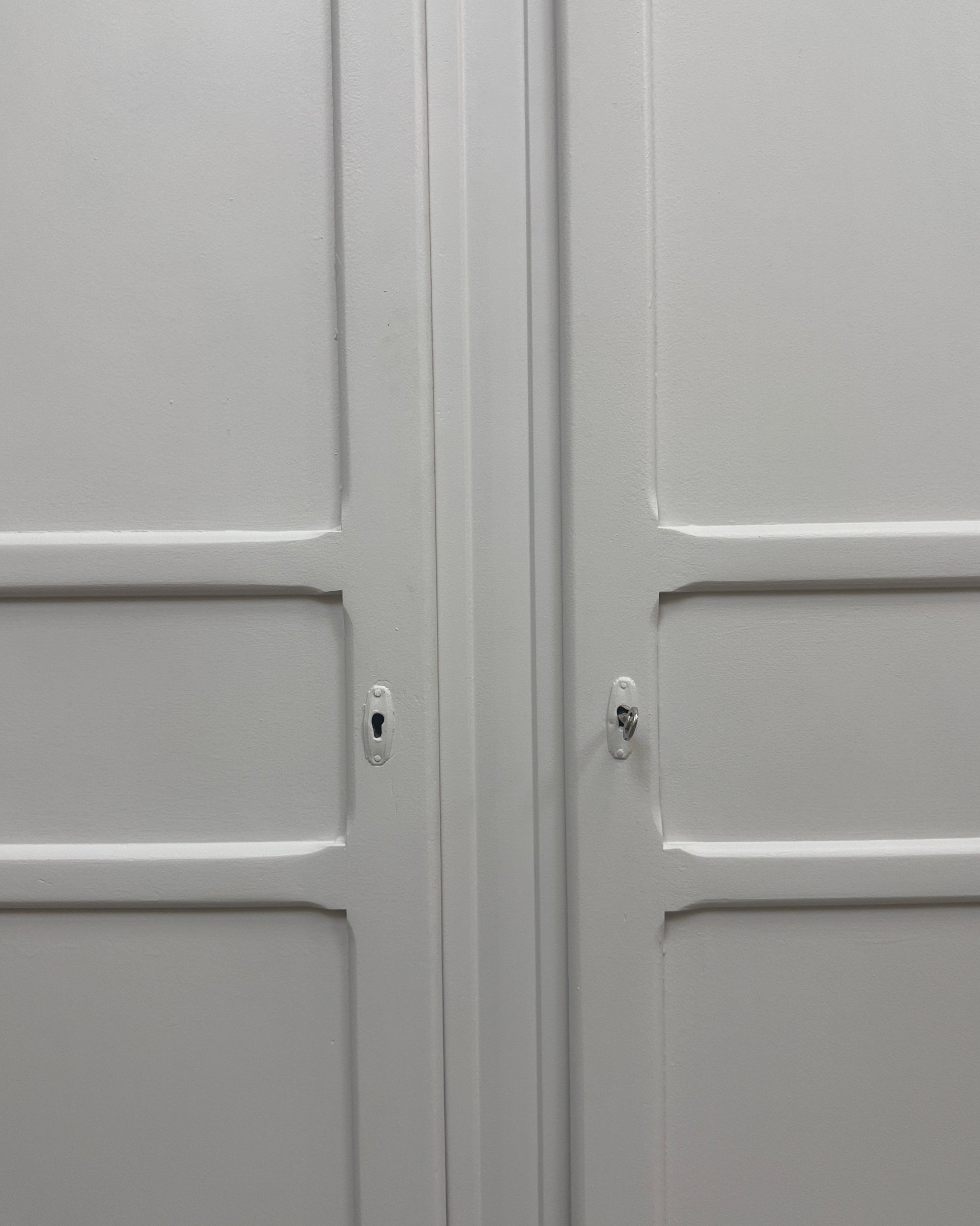 Armoire vintage blanc cassé