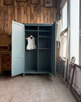 Charger l'image dans la visionneuse de la galerie, Armoire vintage vert de gris
