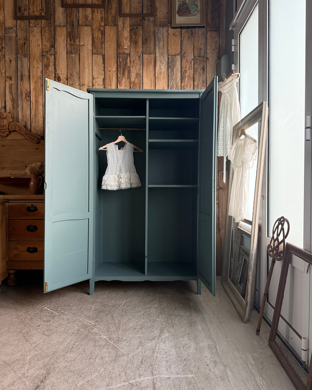 Armoire vintage vert de gris