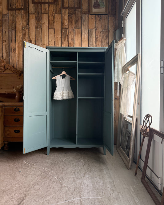 Armoire vintage vert de gris