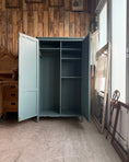 Charger l'image dans la visionneuse de la galerie, Armoire vintage vert de gris
