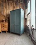 Charger l'image dans la visionneuse de la galerie, Armoire vintage vert de gris
