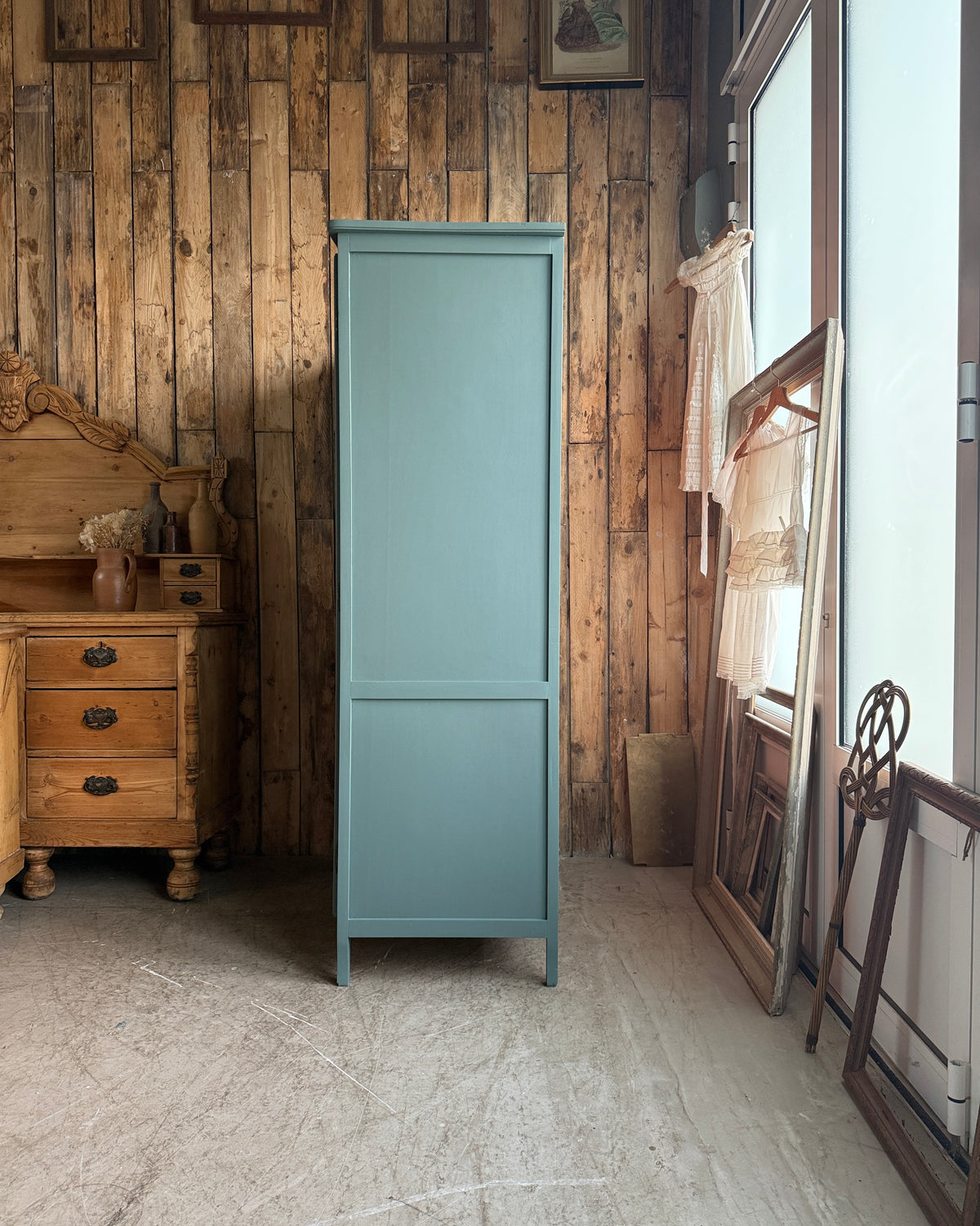 Armoire vintage vert de gris